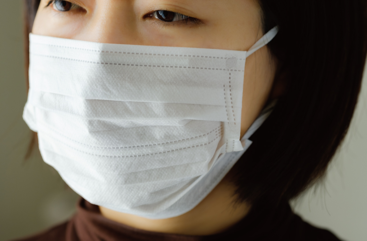 呼吸的熱氣造成口罩內溫度上升，出油量增加，肌膚悶出一堆問題：兩頰乾癢、肌膚泛紅敏感，甚至長粉刺、冒痘痘