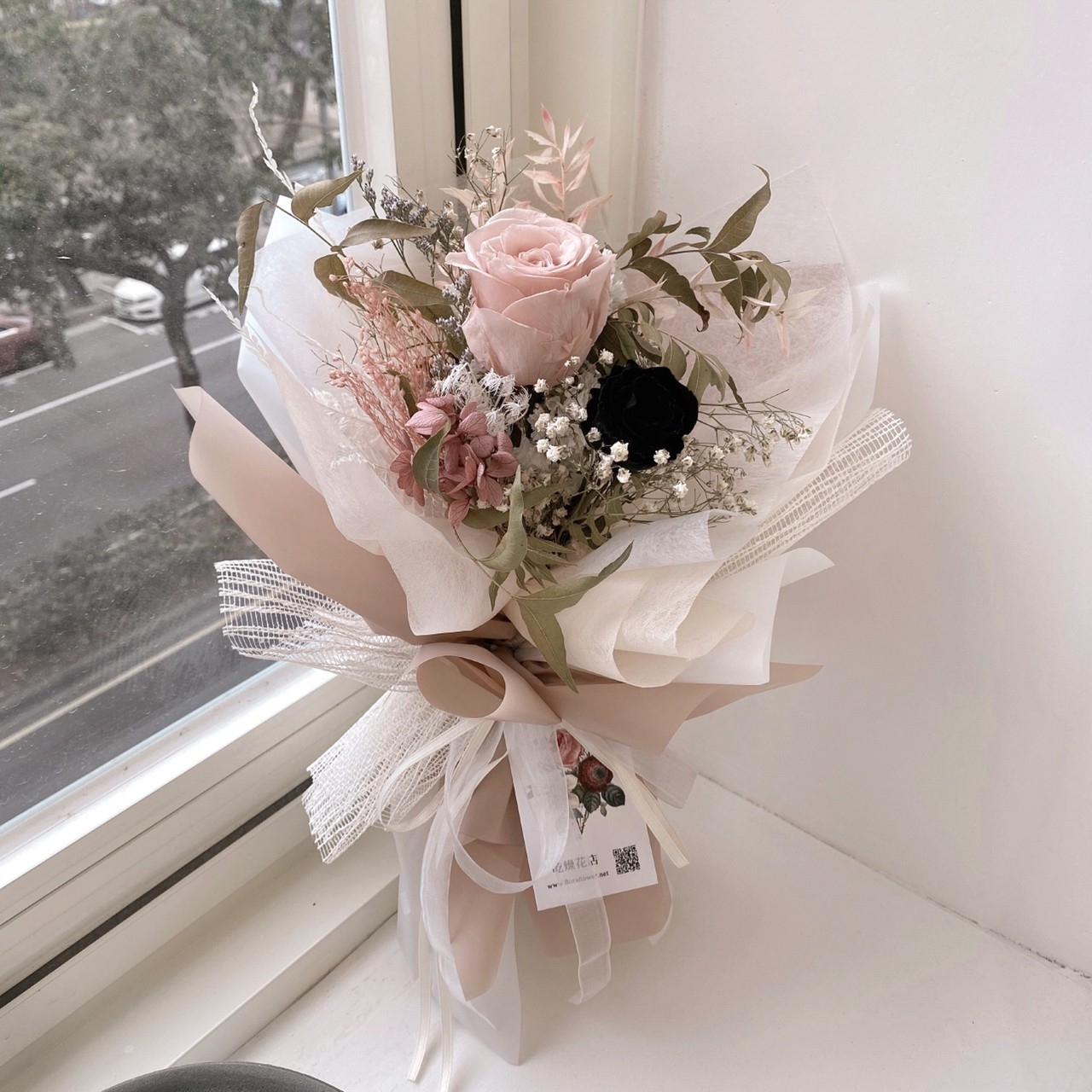 永生玫瑰花束-黑奶茶