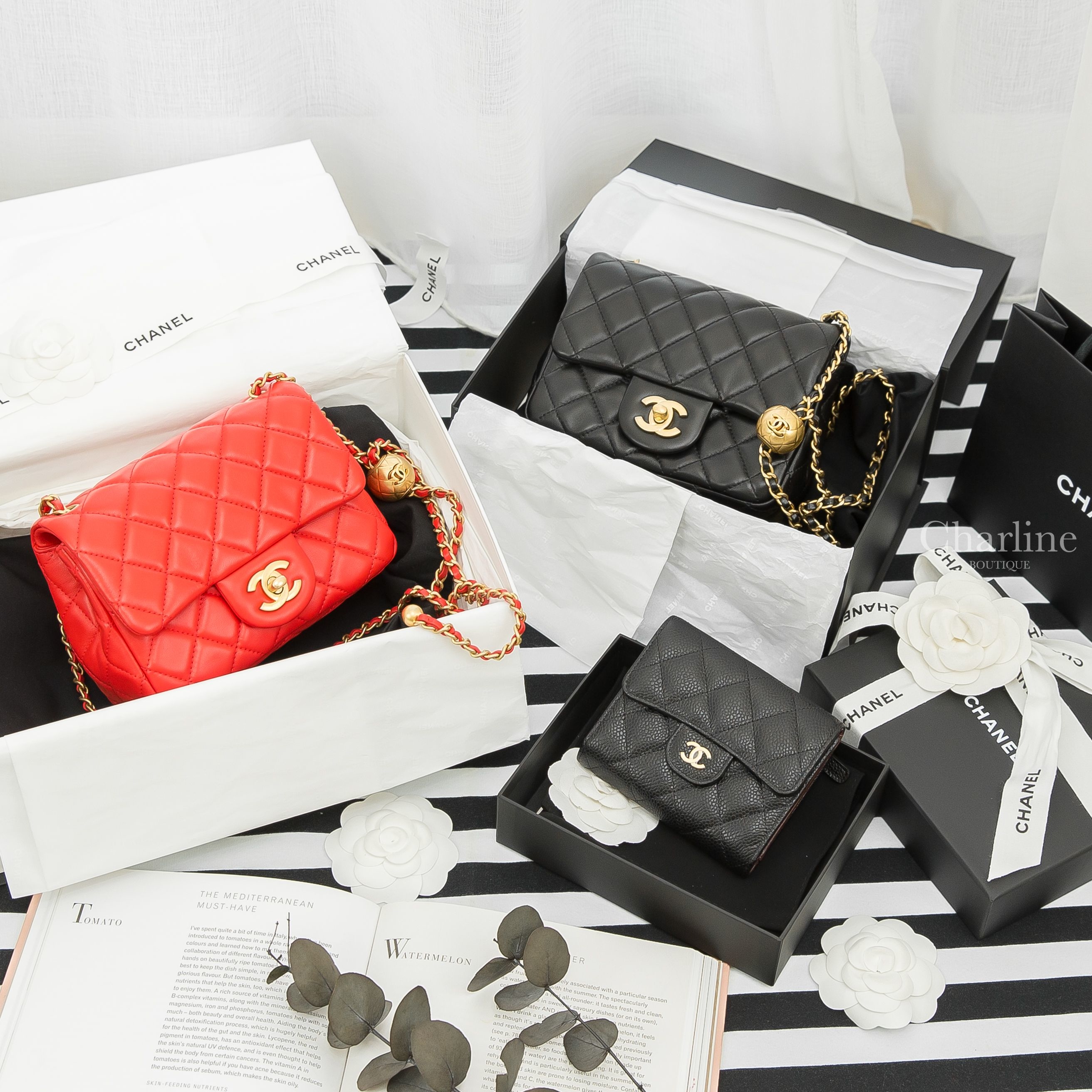 Chanel Flap Bag 黑色金CC金色小珠鍊帶小羊皮菱格紋肩背包,Chanel Flap Bag 紅色金CC金色小珠鍊帶小羊皮菱格紋肩背包,Chanel Wallet 黑色金釦荔枝紋三折短夾-Charline Boutique 精品代購