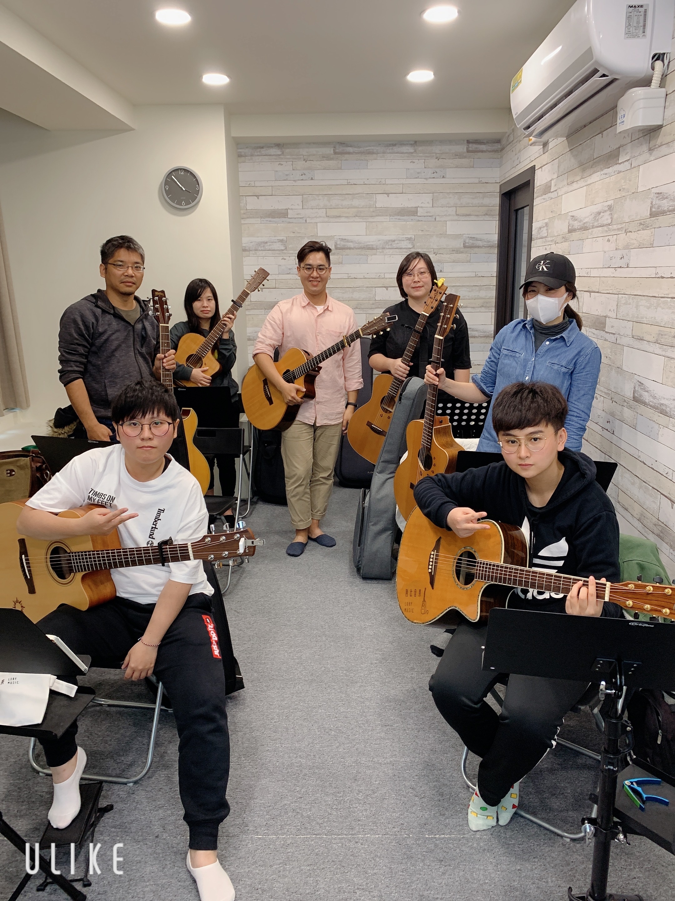 黃彥陸老師於新竹陸比音樂舉辦吉他鼓伴奏講座上課大合照