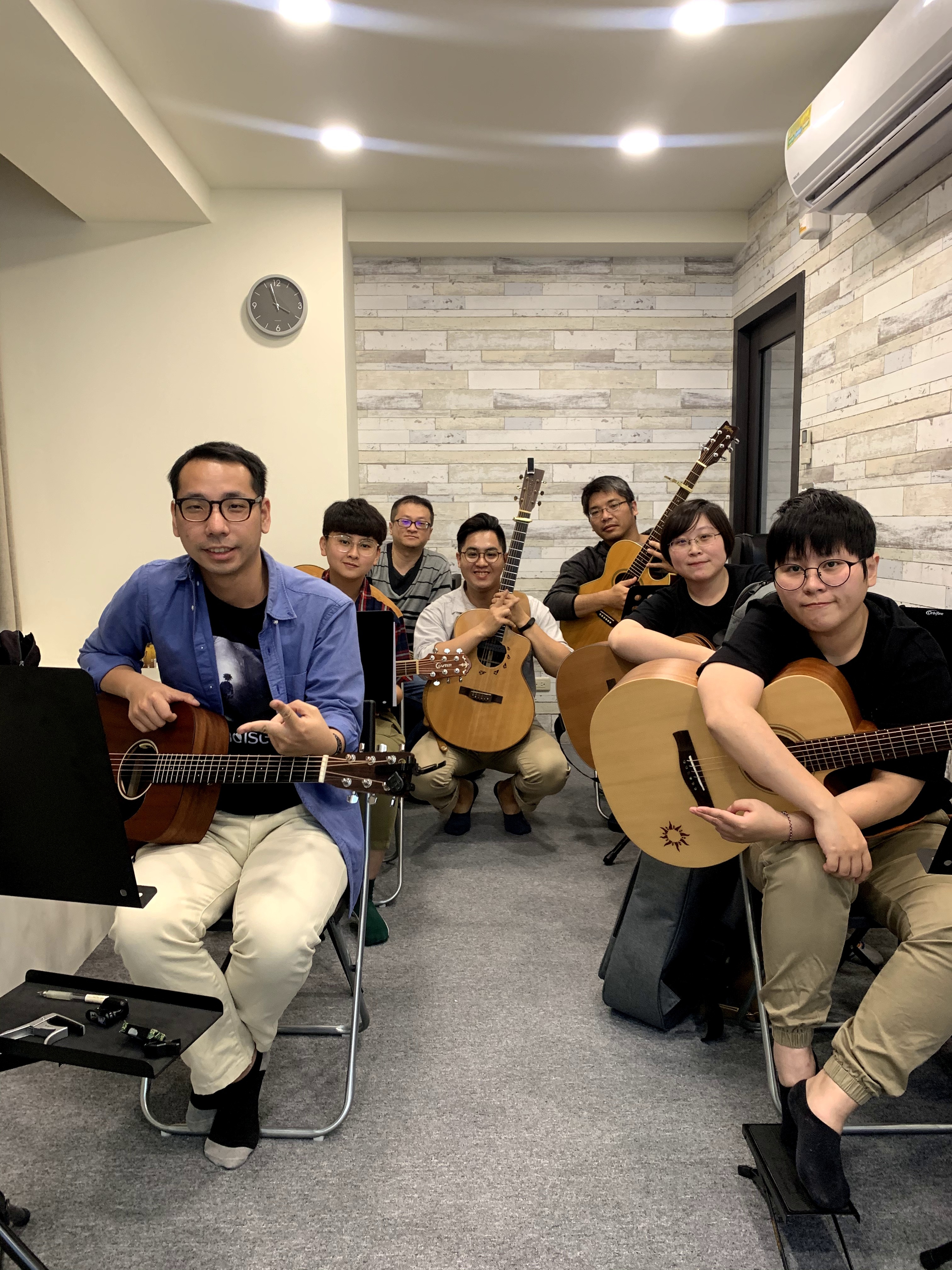 黃彥陸老師於新竹陸比音樂舉辦吉他鼓伴奏講座與學員合照