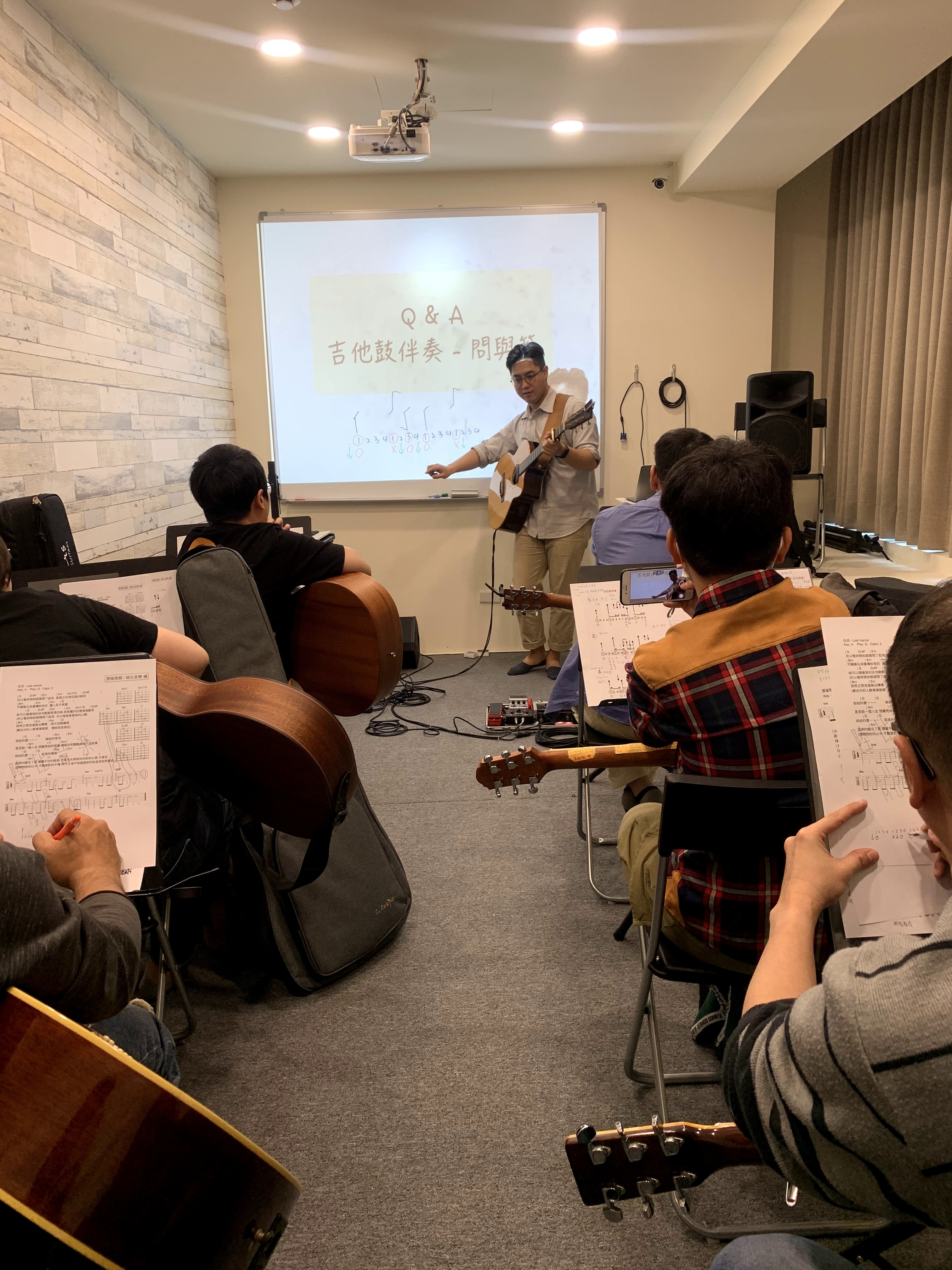 黃彥陸老師於新竹陸比音樂舉辦吉他鼓伴奏講座上課剪影
