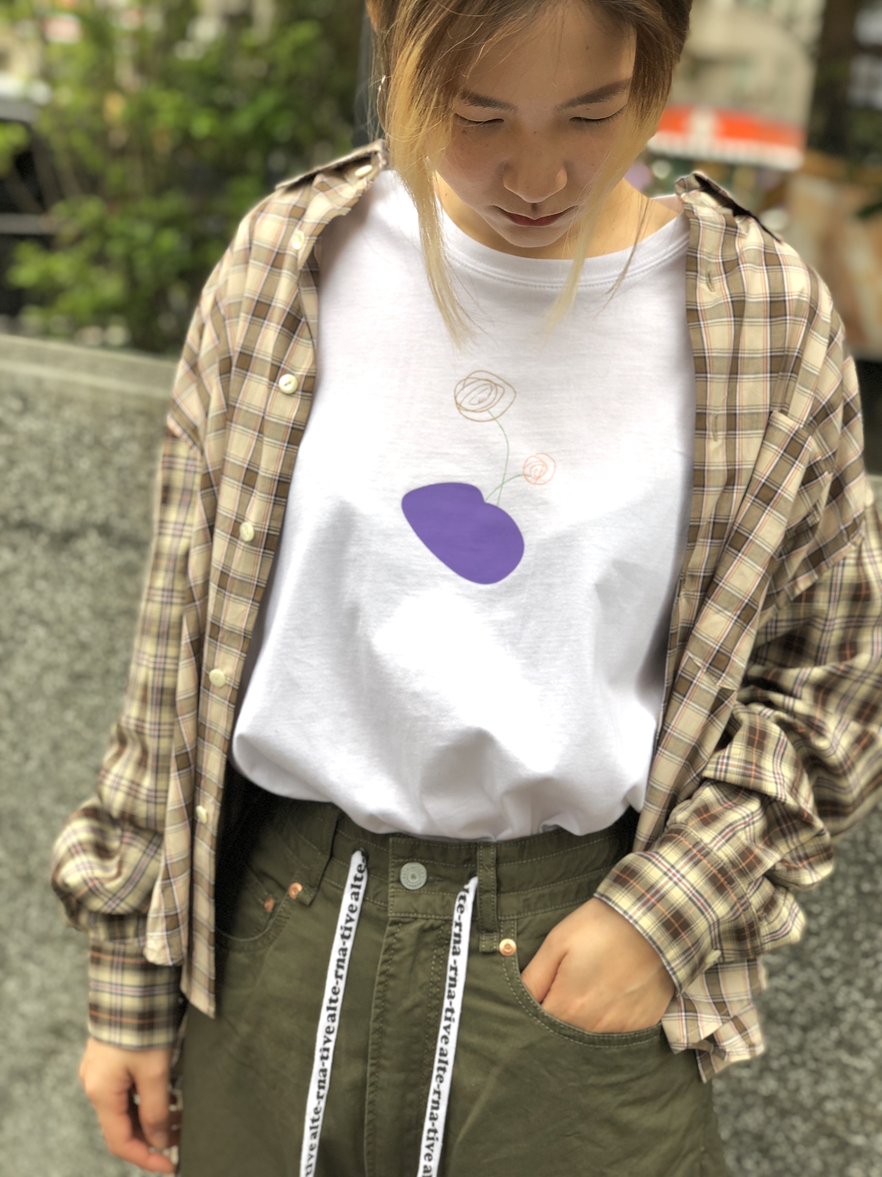 Zoom in goods 「石中花手繪棉質 t-shirt」黑色