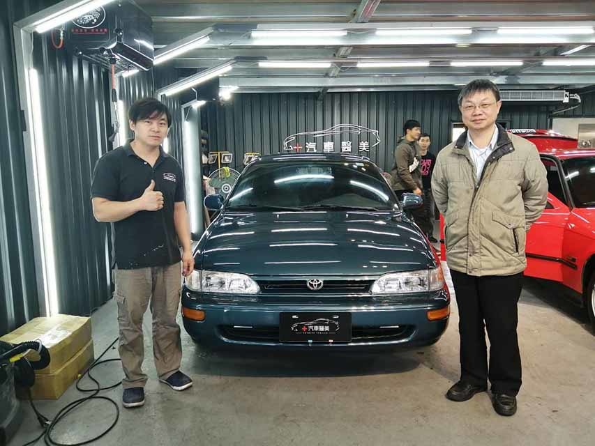 技師與 Toyota corolla 七代與車主合照