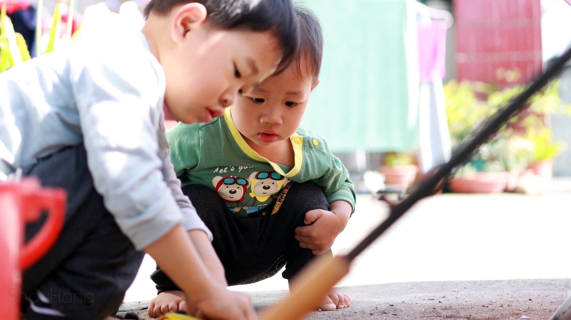 好奇活潑的小宏宏  只要雙手接觸到的玩具  物品及手指頭  直接通通往嘴裡送