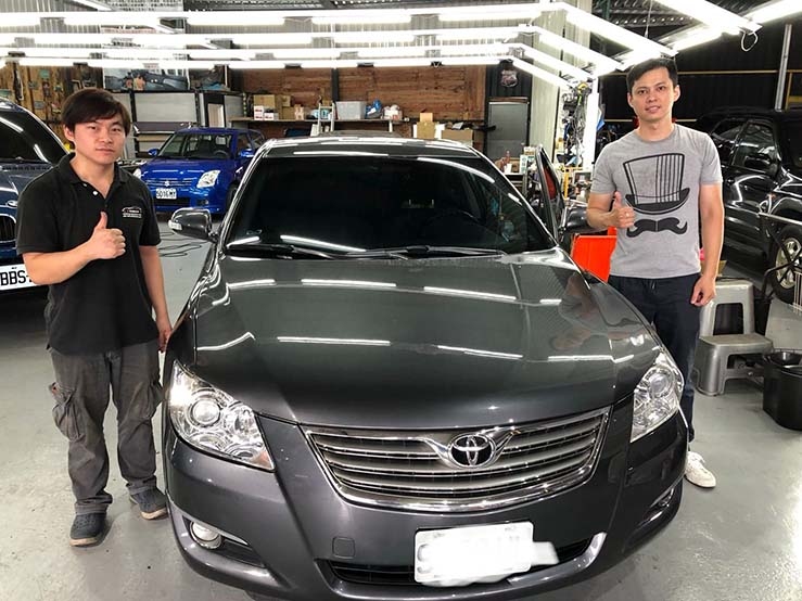 技師與 Toyota Camry 8代車主合照