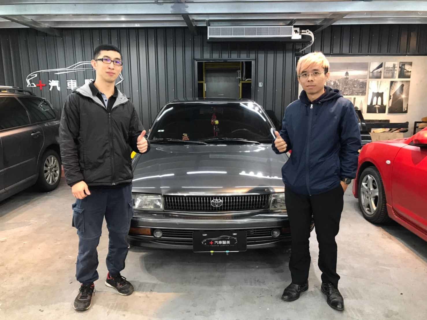 技師與 Toyota Corolla 6代車主合照