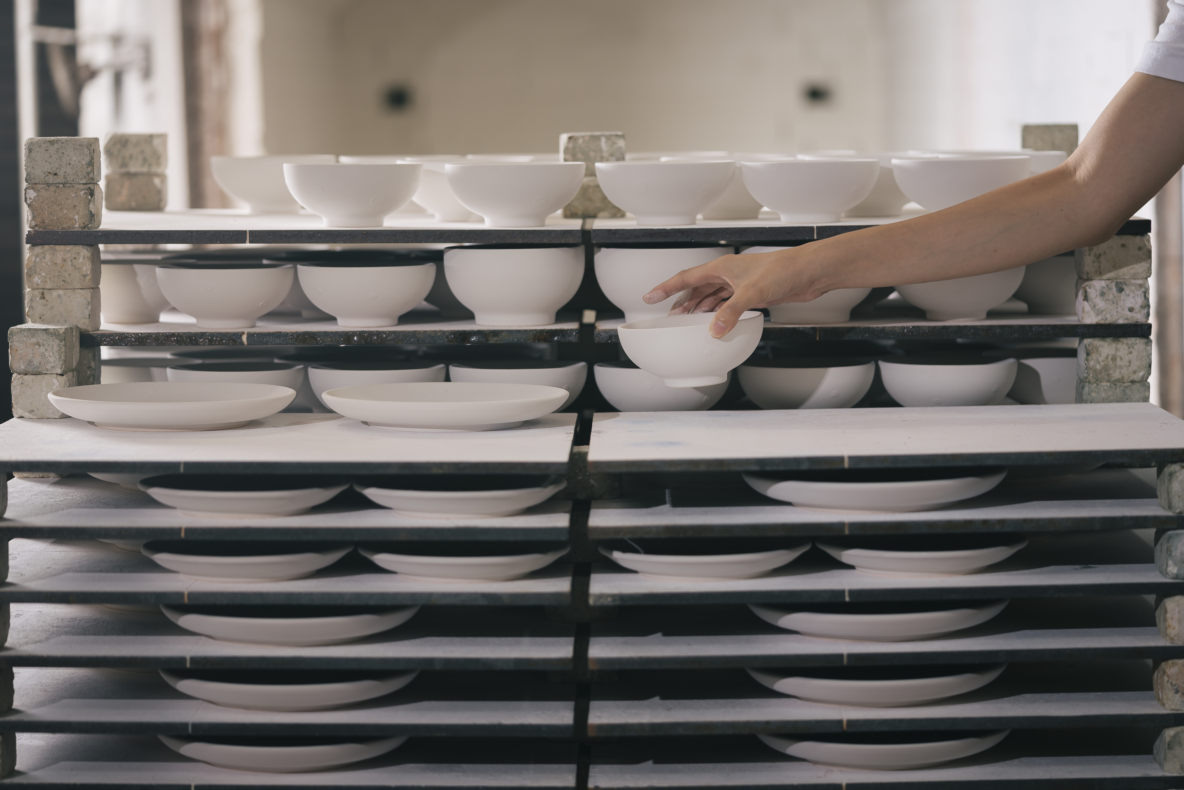 Mao's樂陶陶藉由老師傅的雙手，透過我們的心意，將鶯歌傳統陶瓷產業永久保留、永續經營下去。