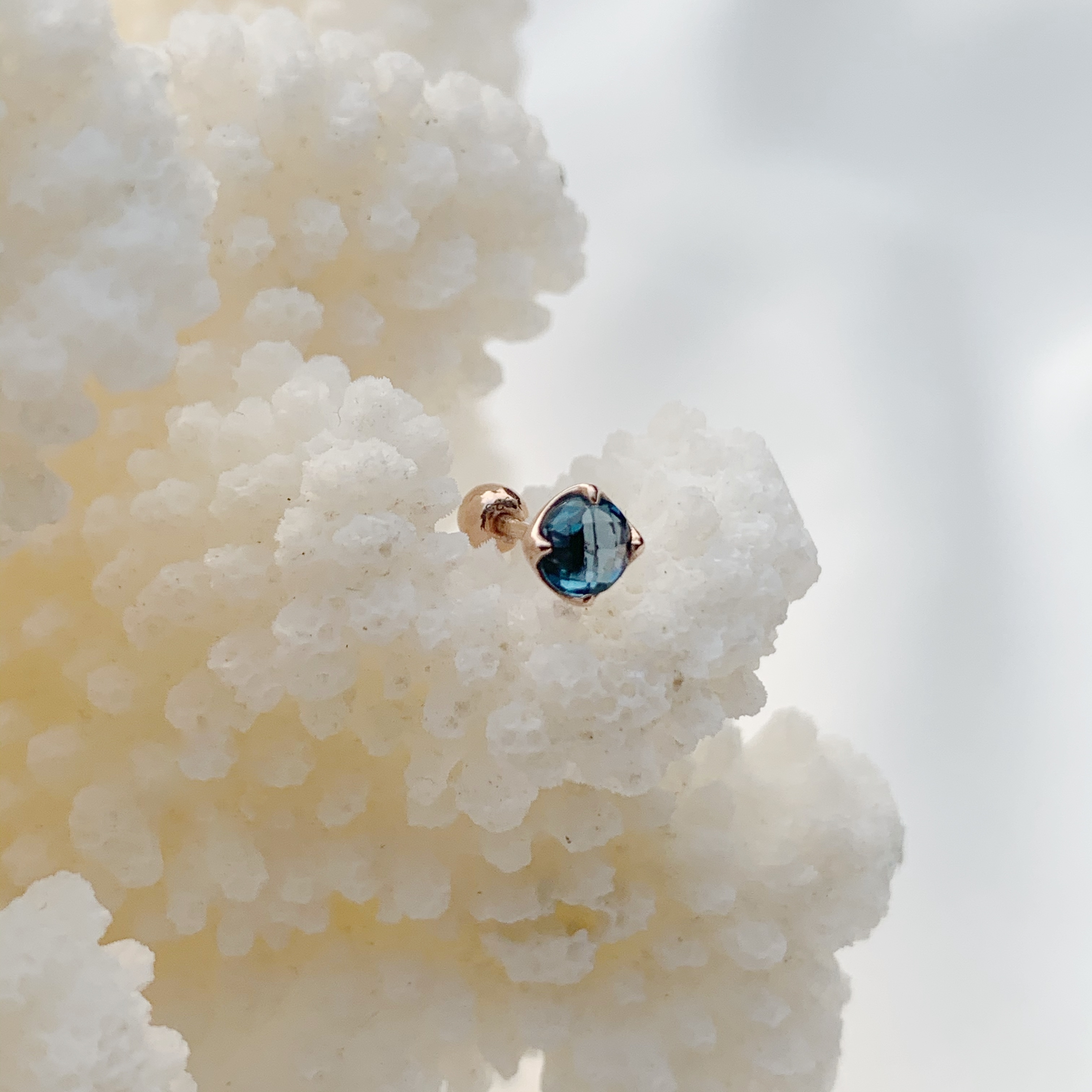 圓四爪倫敦托帕石轉珠耳環