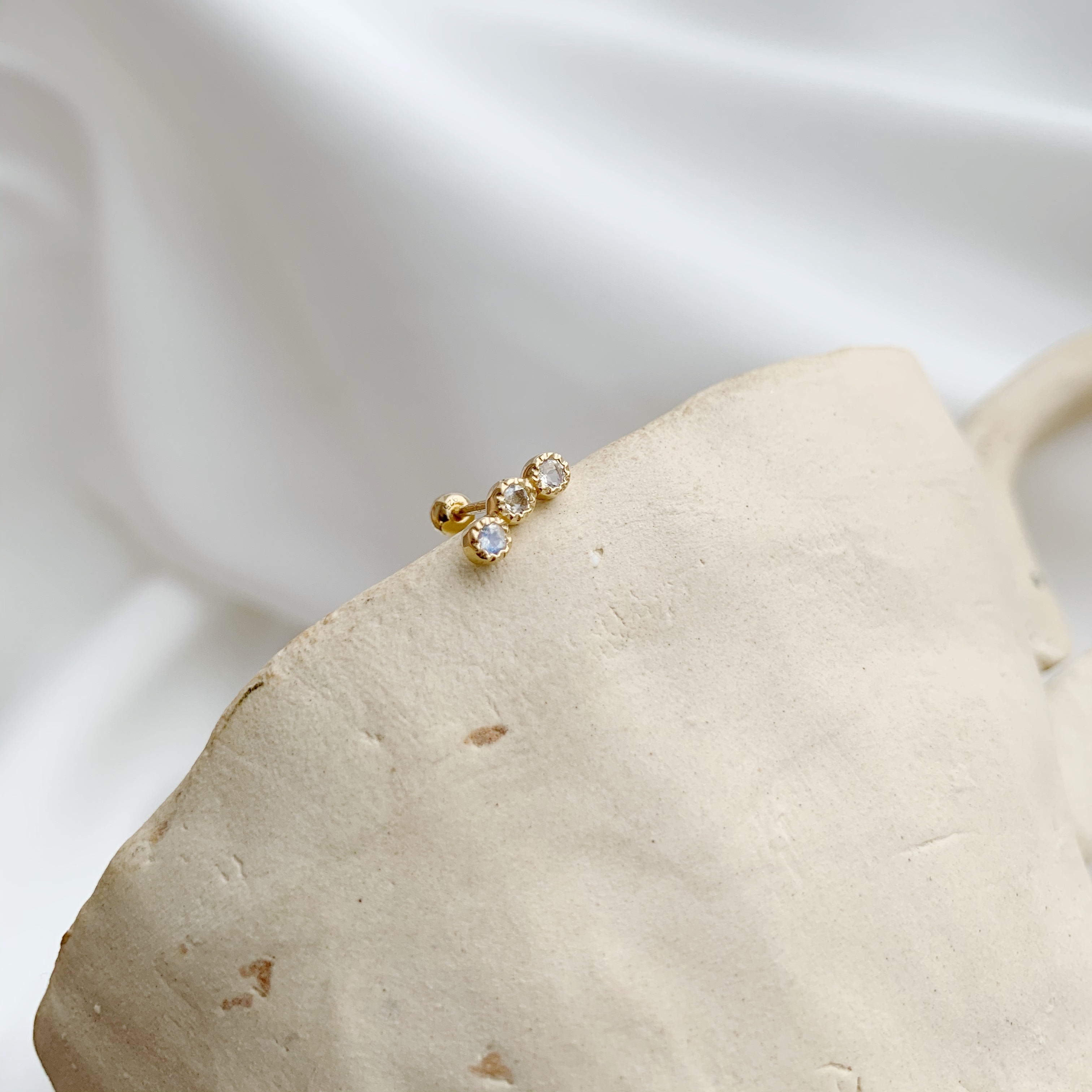 三顆彎彎蛋糕月光石轉珠耳環