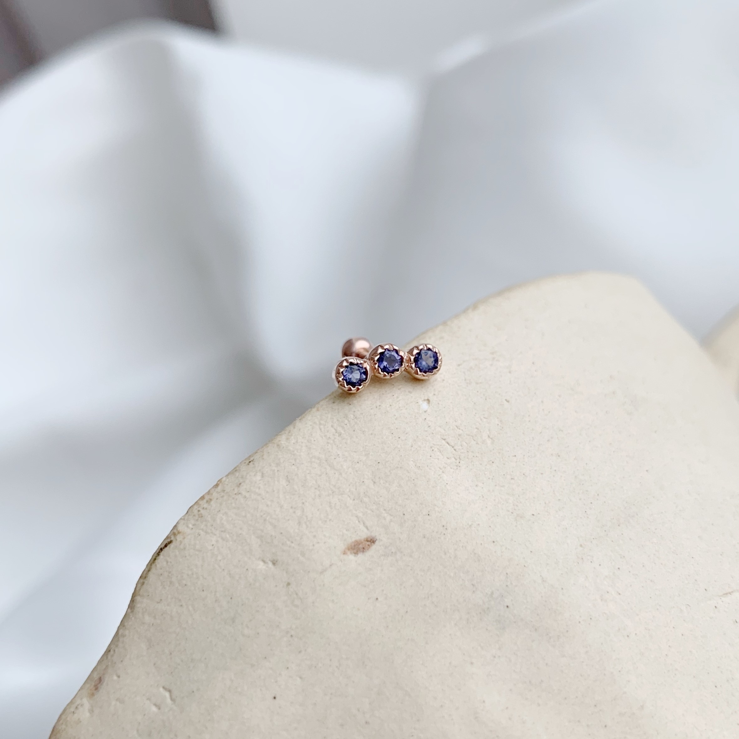 三顆彎彎蛋糕堇青石轉珠耳環