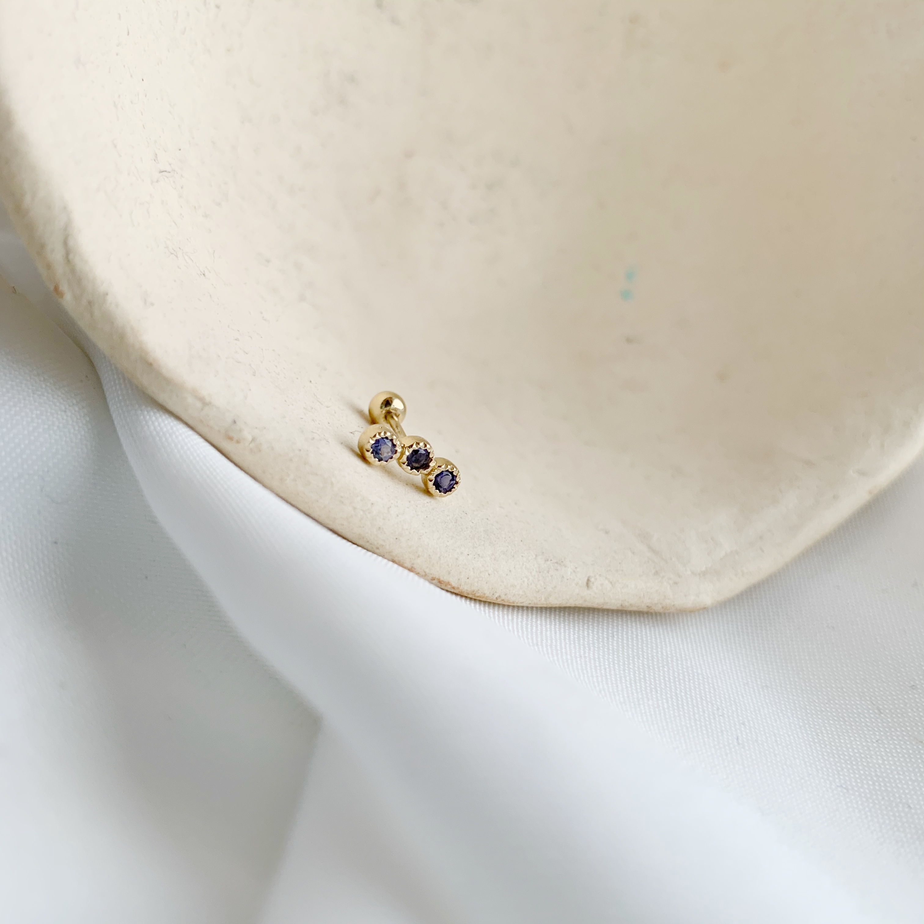 三顆彎彎蛋糕堇青石轉珠耳環