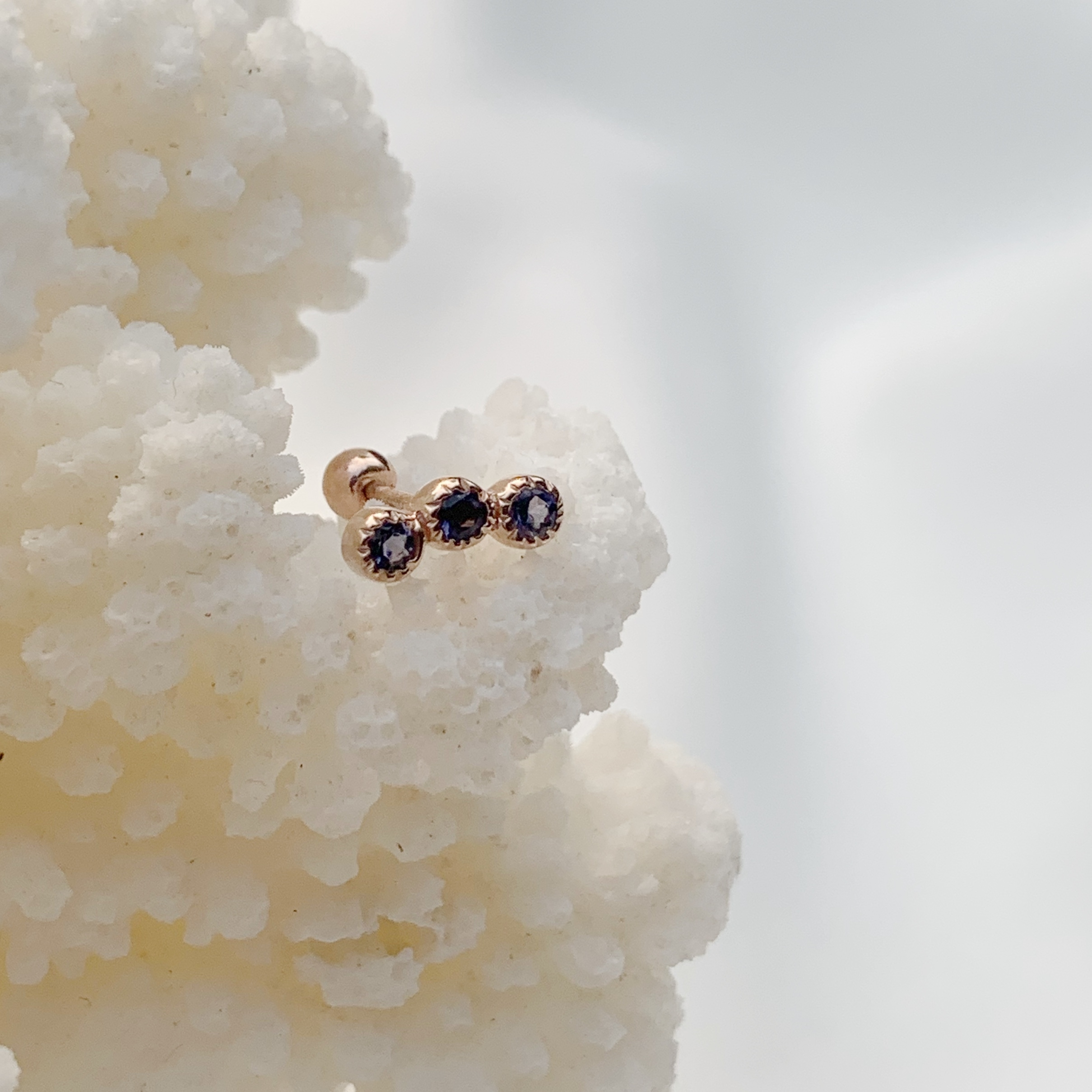 三顆彎彎蛋糕堇青石轉珠耳環