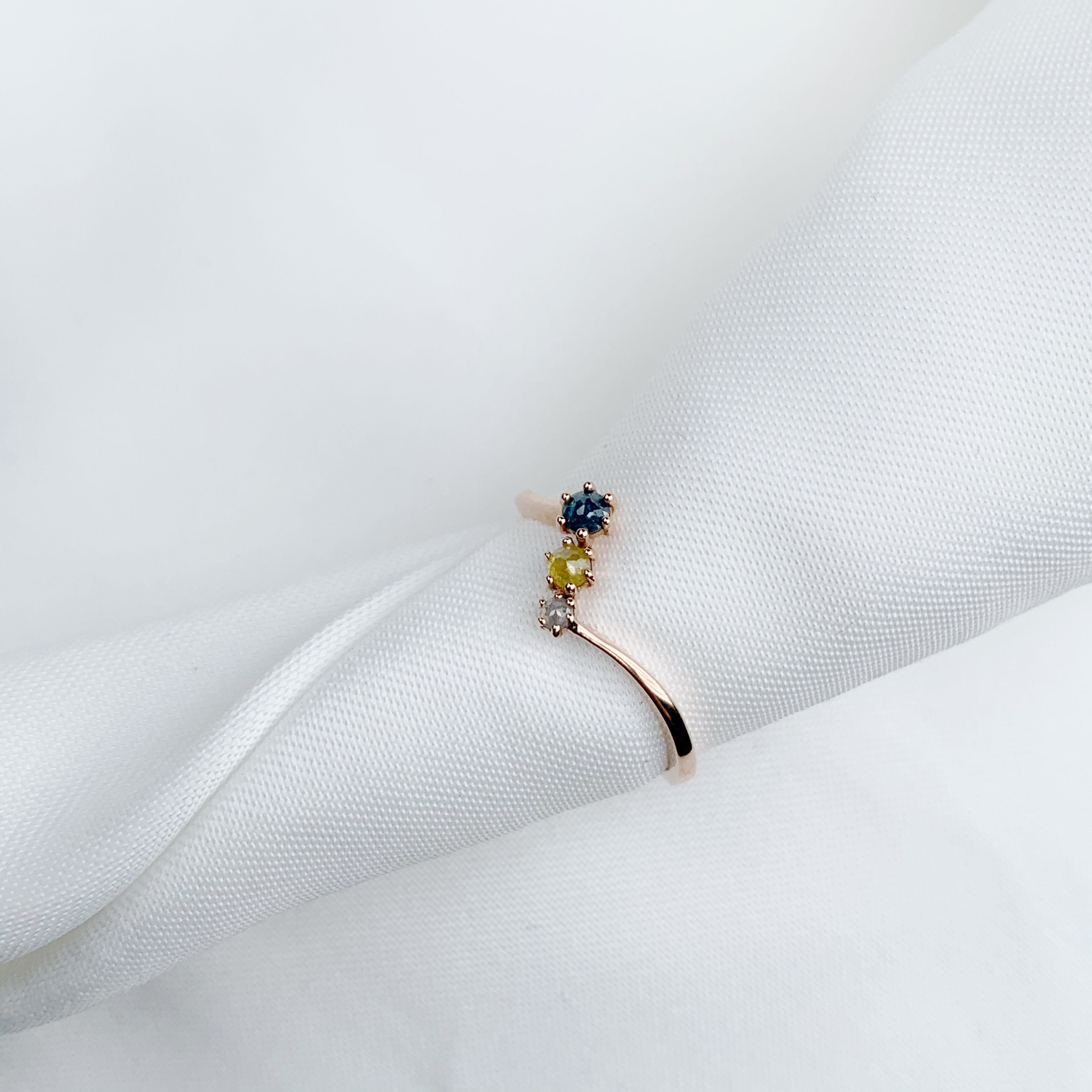 14K獵戶斜排彩鑽原礦戒指