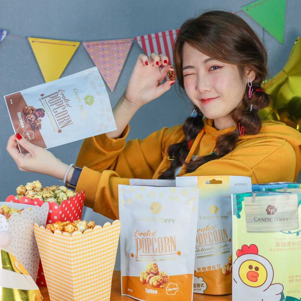 女生拿著爆米花
