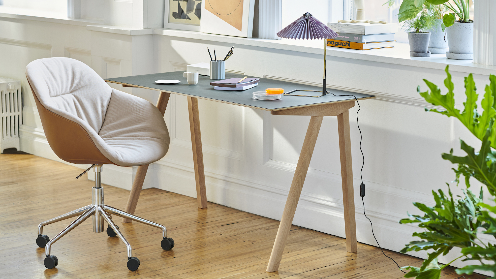 HAY AAC153 米色升降椅情境圖