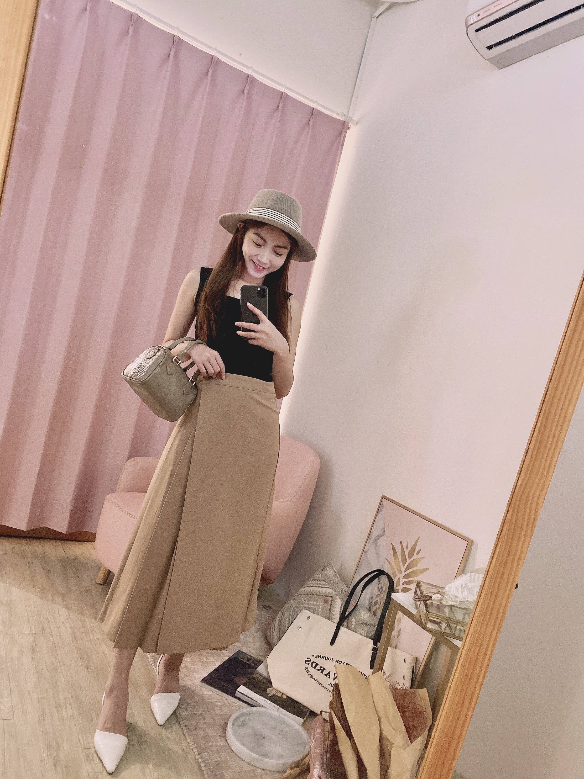 設計櫃側釦不規則百摺摩卡拿鐵裙