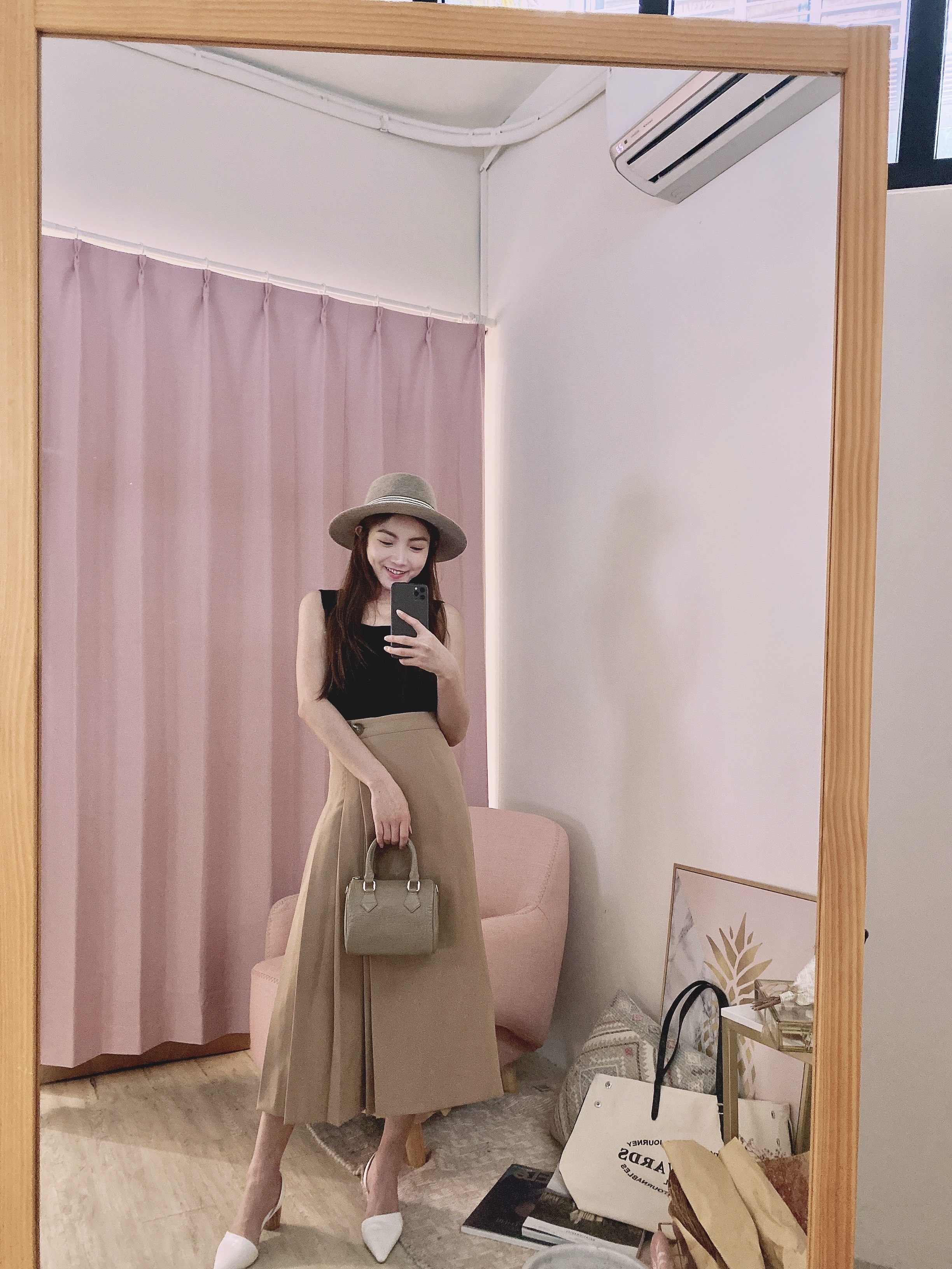 設計櫃側釦不規則百摺摩卡拿鐵裙