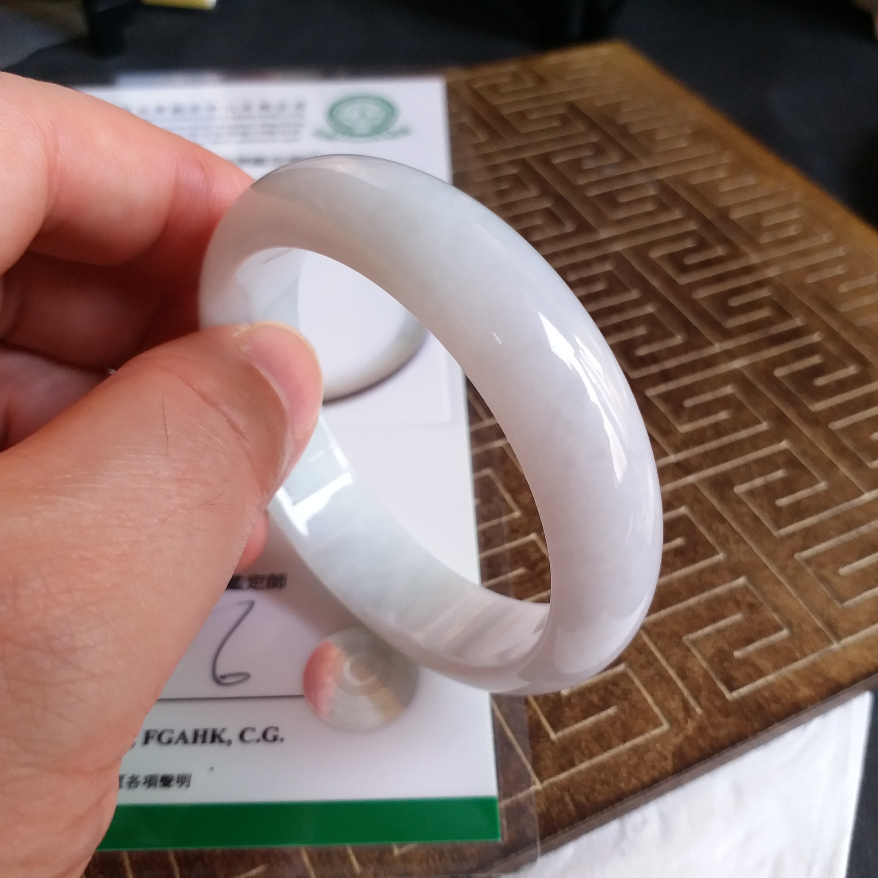 J1108 冰糯白底飄淺綠玉鐲 52mm (1.4)