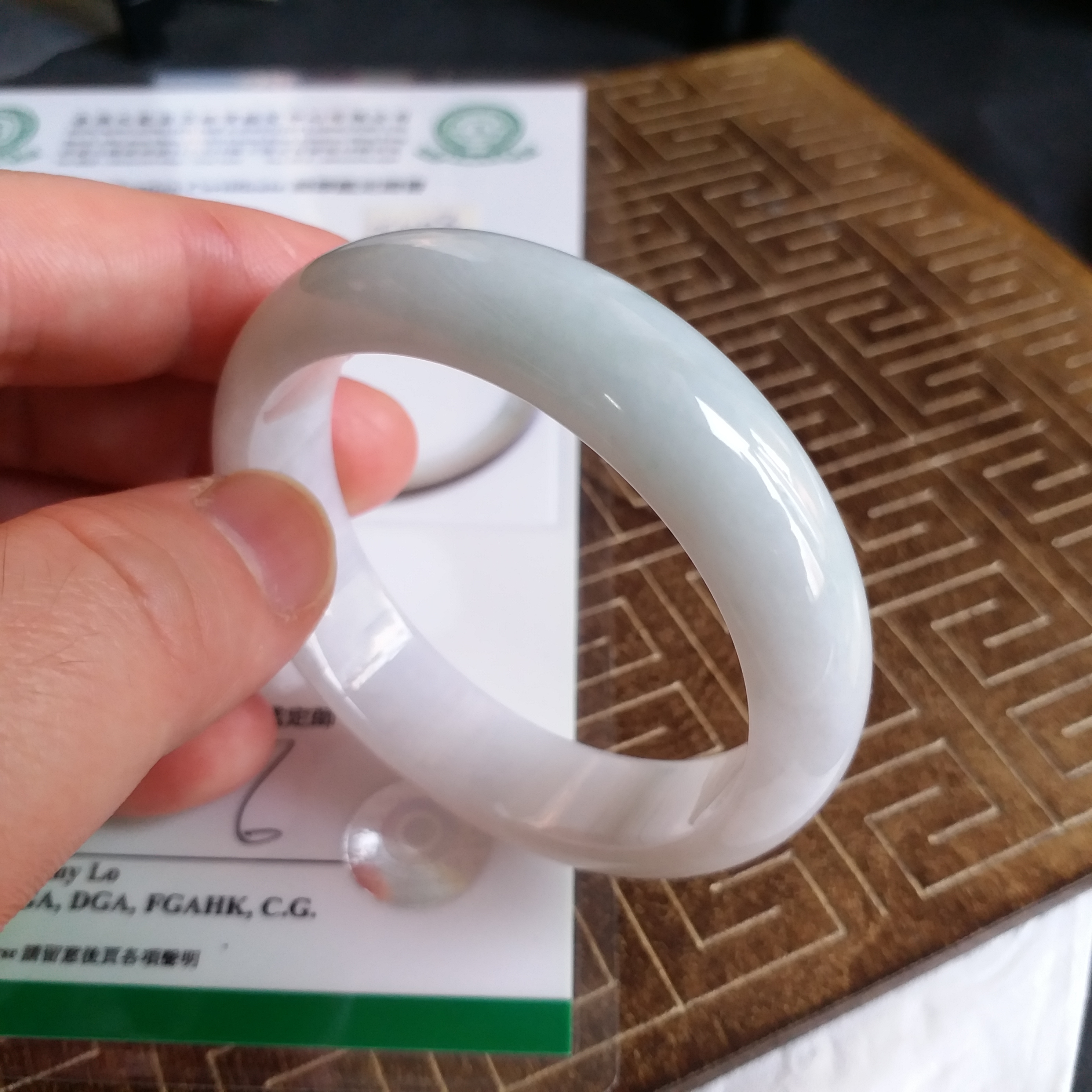 J1108 冰糯白底飄淺綠玉鐲 52mm (1.4)