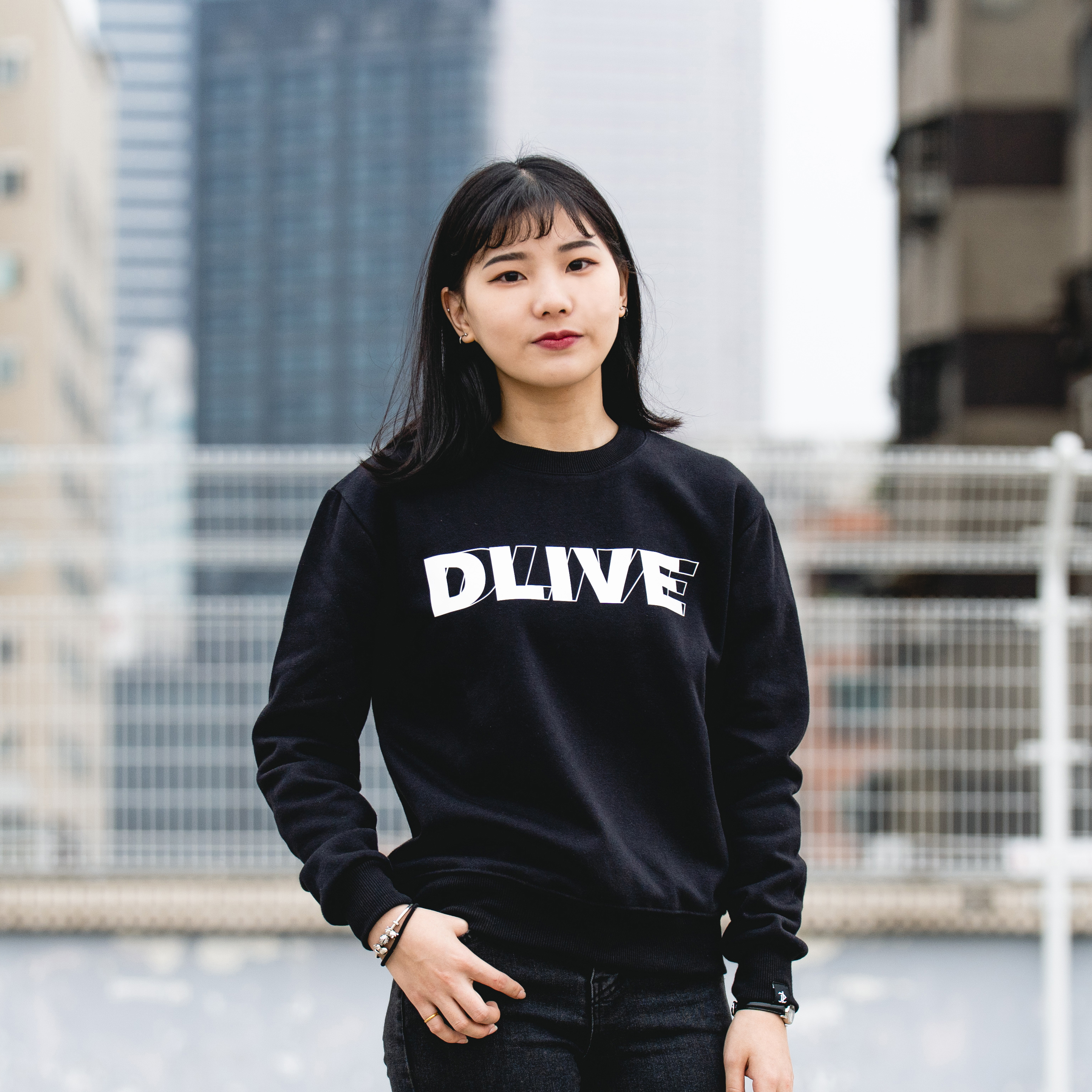 DLIVE LOGO(1) - 無口袋大學T (共二色)