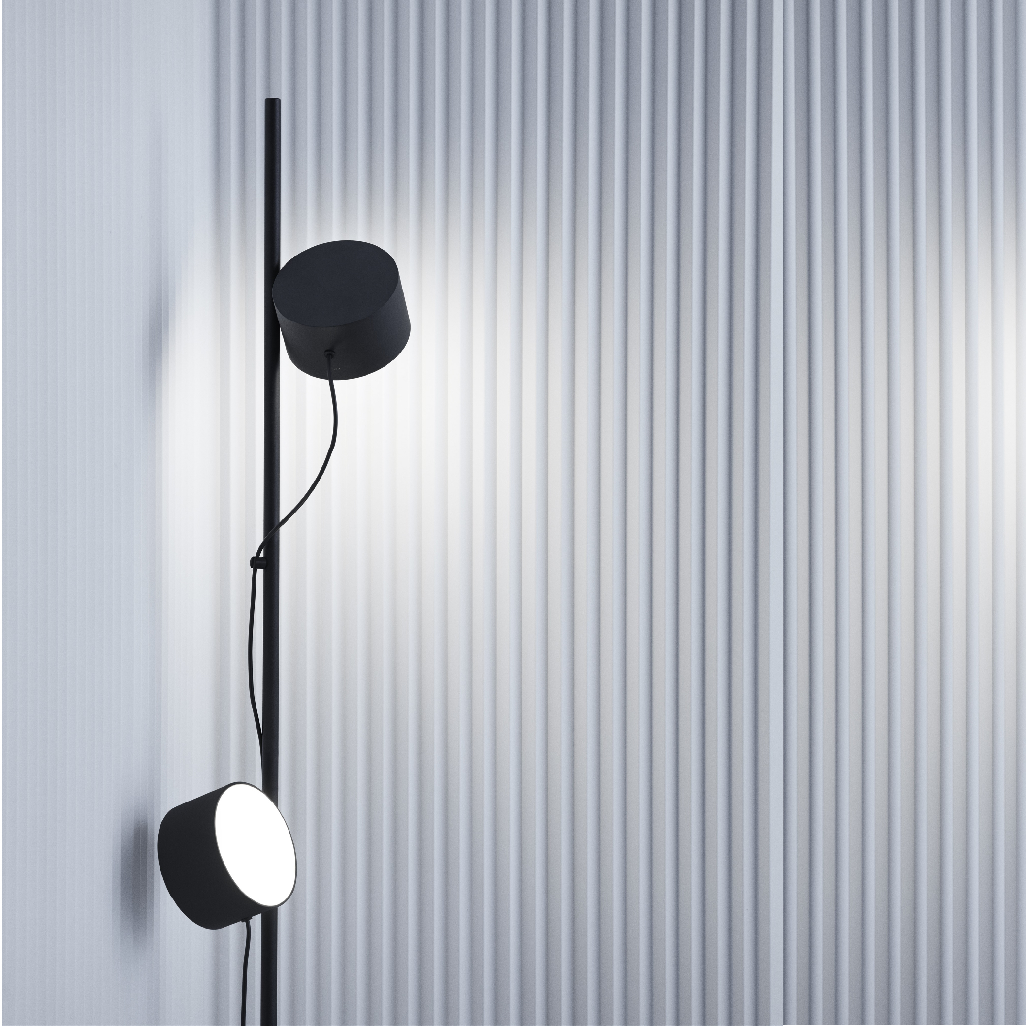 Post 姿態 / 立燈 by Muuto