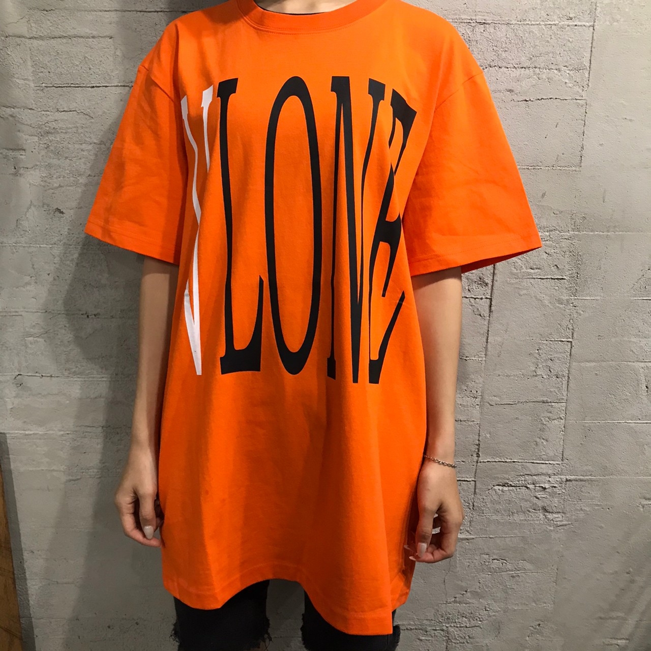 VLONE x ASAP ROCKY  大V LOGO 橘白 短袖