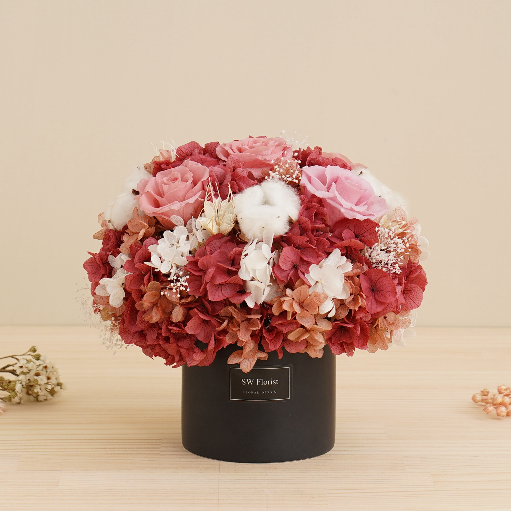 ｜經典款不凋花桌花 永生花 乾燥花 桌花設計 紅粉知己 圓形 大型桌花 黑盆｜