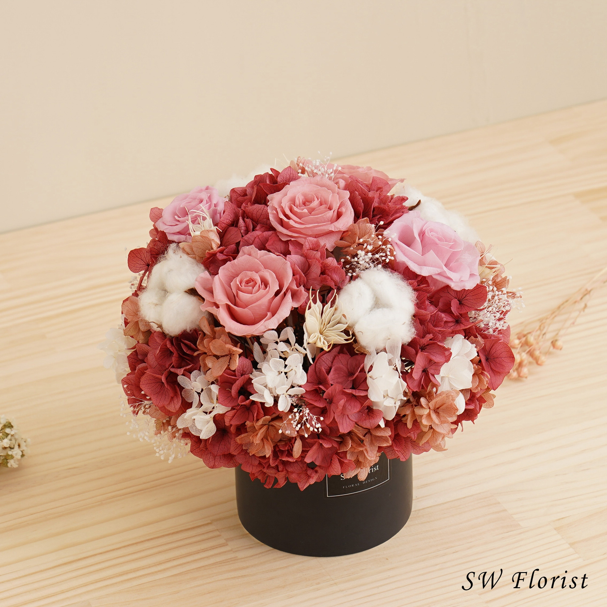 ｜經典款不凋花桌花 永生花 乾燥花 桌花設計 紅粉知己 圓形 大型桌花 黑盆｜