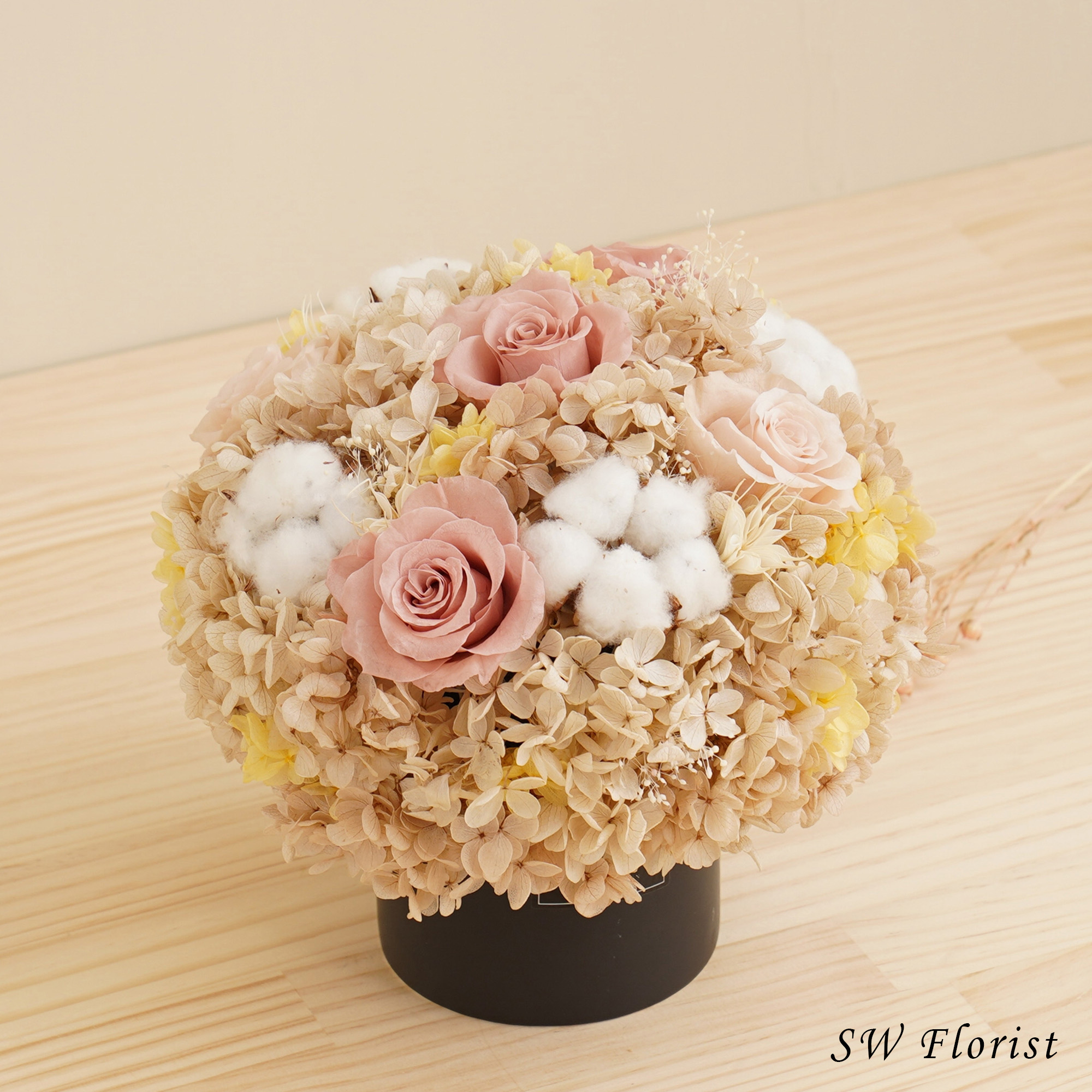 ｜經典款不凋花桌花 永生花 乾燥花 桌花設計 奶茶裸杏色 圓形 大型桌花 黑盆｜