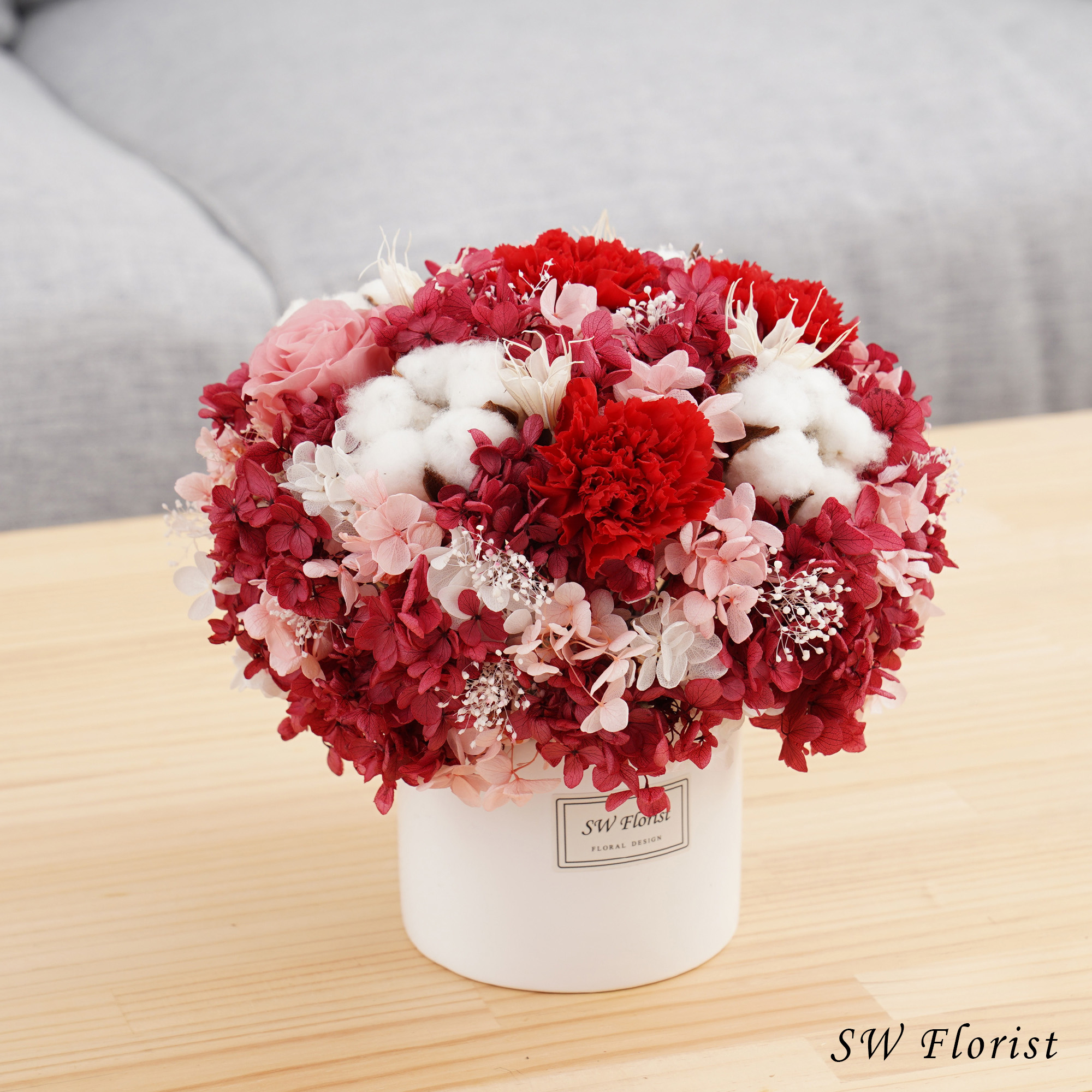 ｜紅通通喜孜孜-康乃馨-圓形 大型桌花 白盆｜