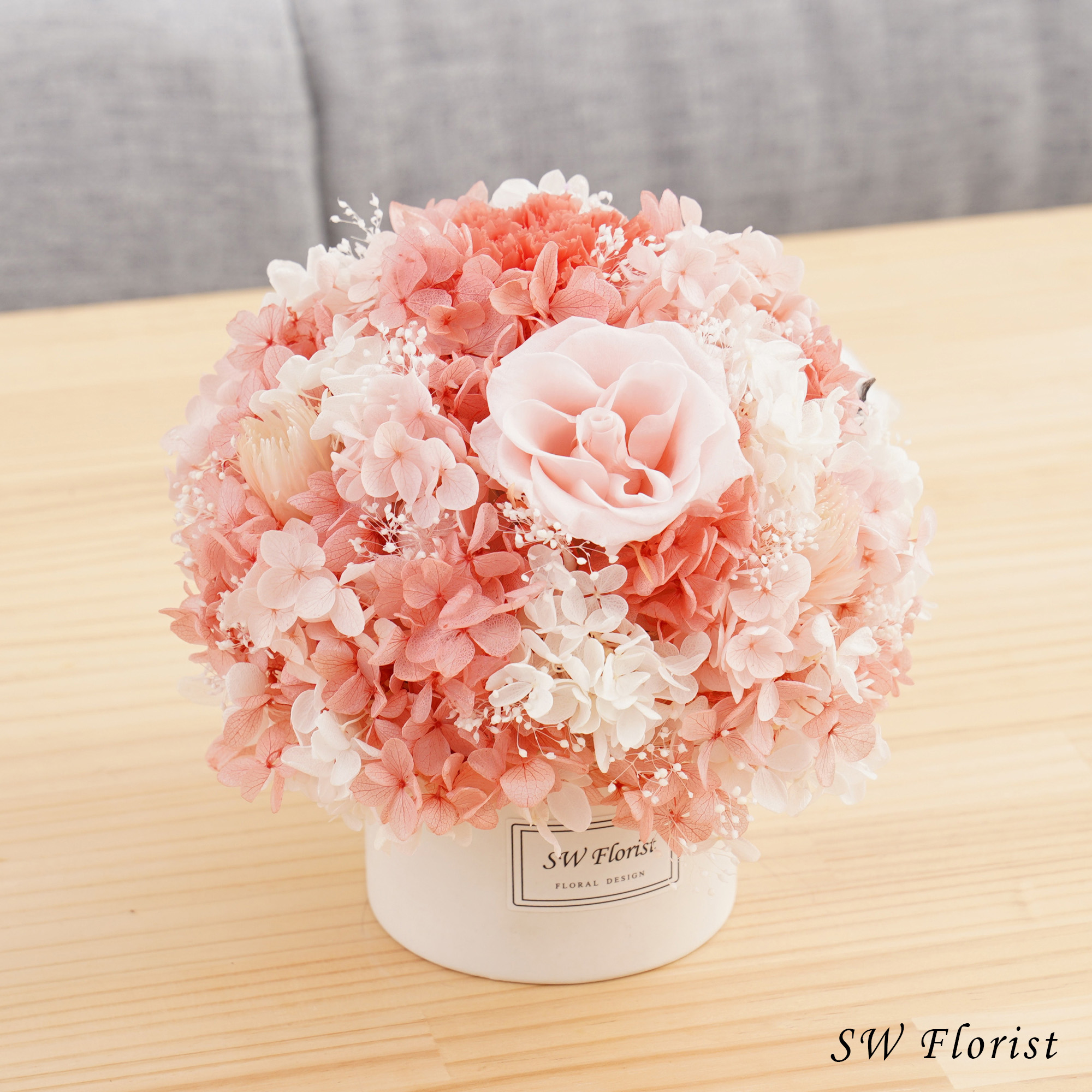 ｜初戀珊瑚紅-康乃馨-圓形 中型桌花 白盆｜