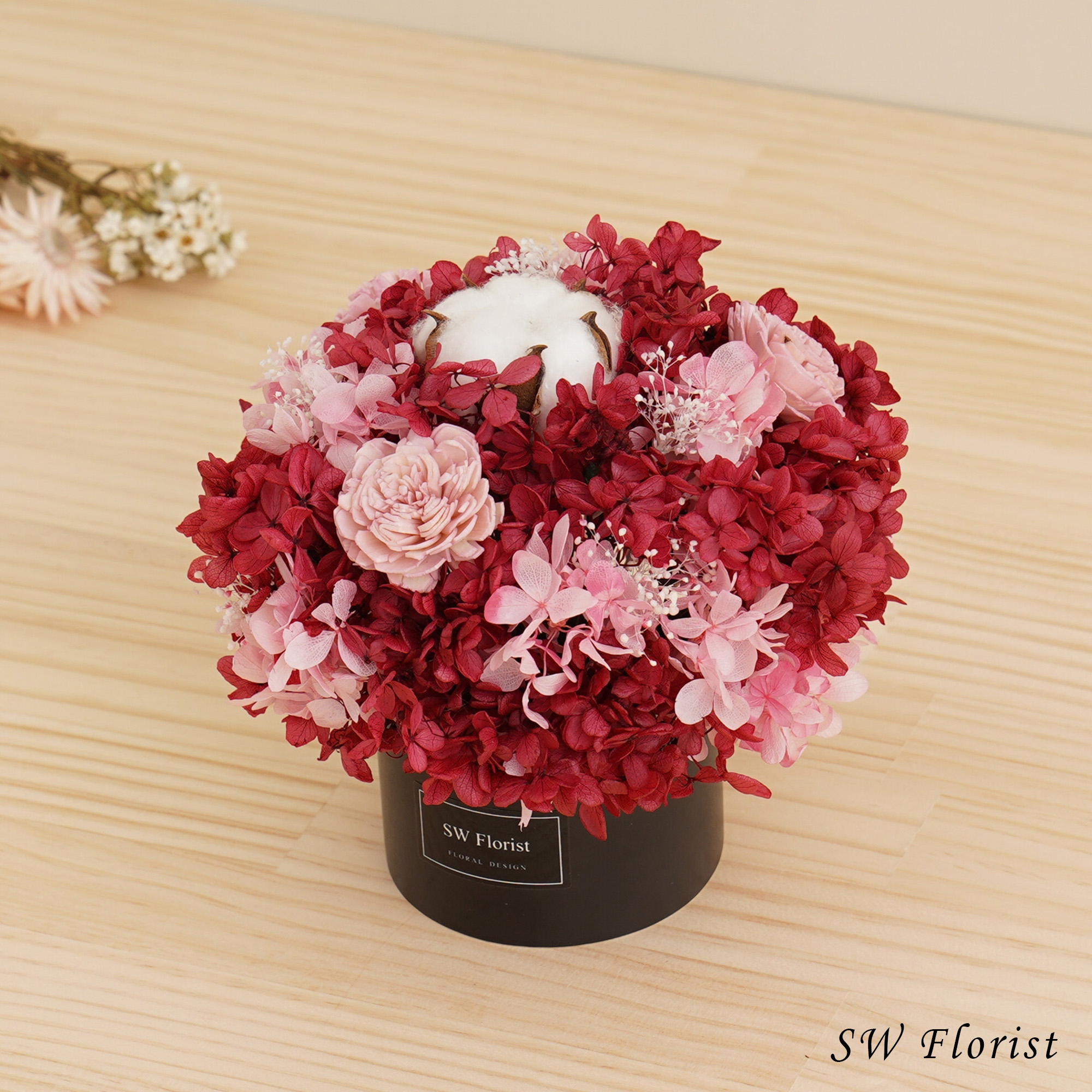 ｜經典款不凋花桌花 永生花 乾燥花 桌花設計 桃花運桃紅色系 中型桌花 黑盆｜