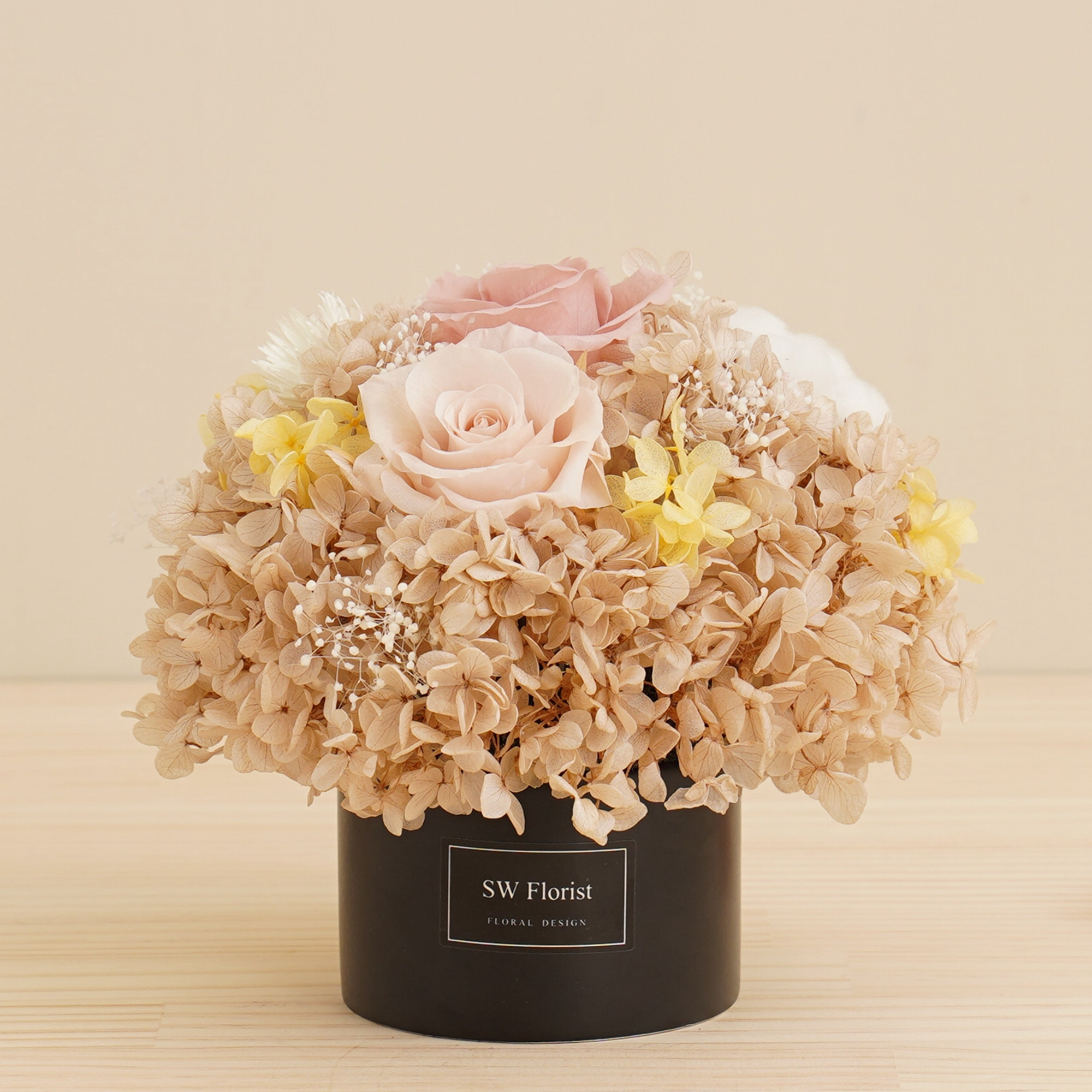 ｜經典款不凋花桌花 永生花 乾燥花 桌花設計 奶茶裸杏色 圓形 中型桌花 黑盆｜