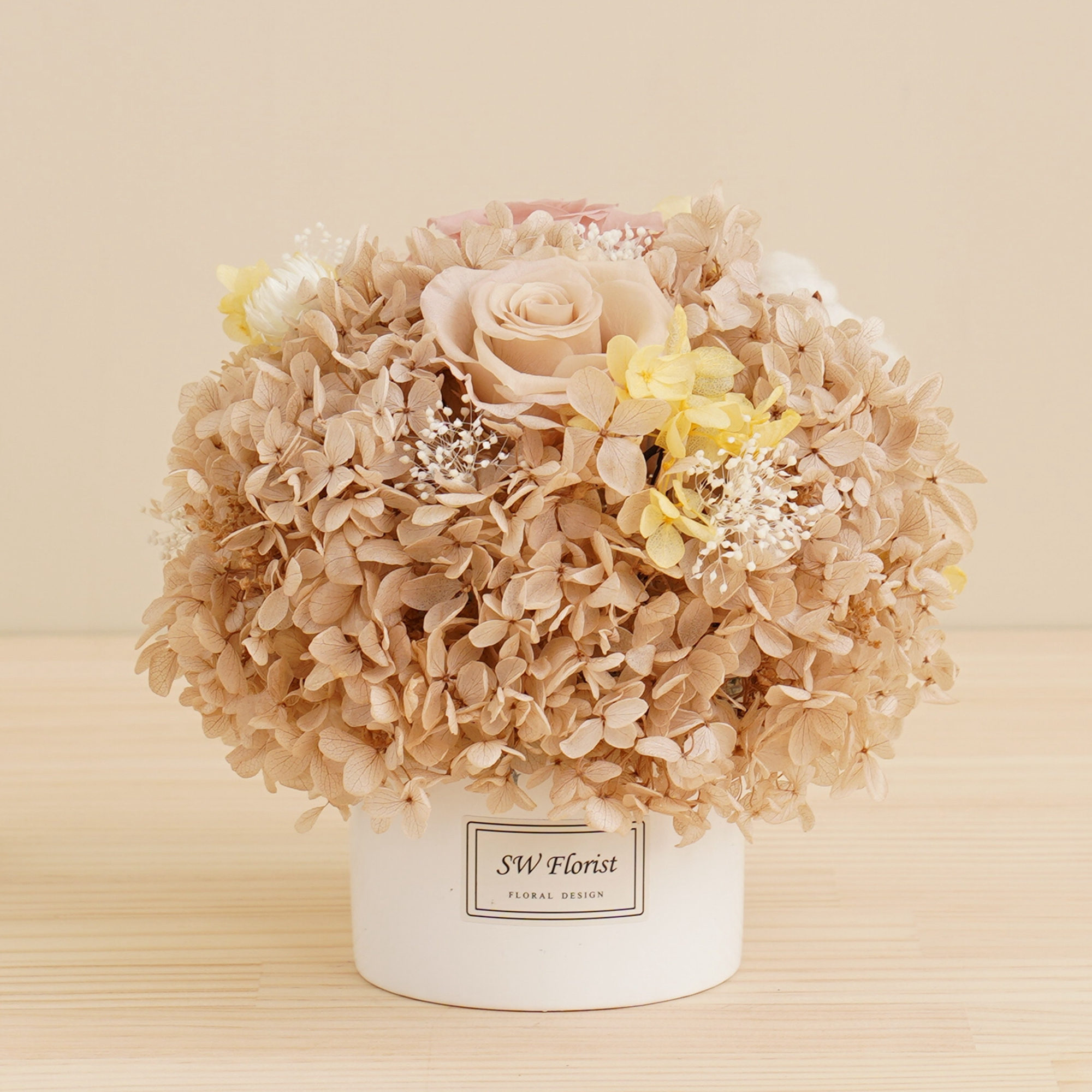 ｜經典款不凋花桌花 永生花 乾燥花 桌花設計 奶茶裸杏色 圓形 中型桌花 白盆｜