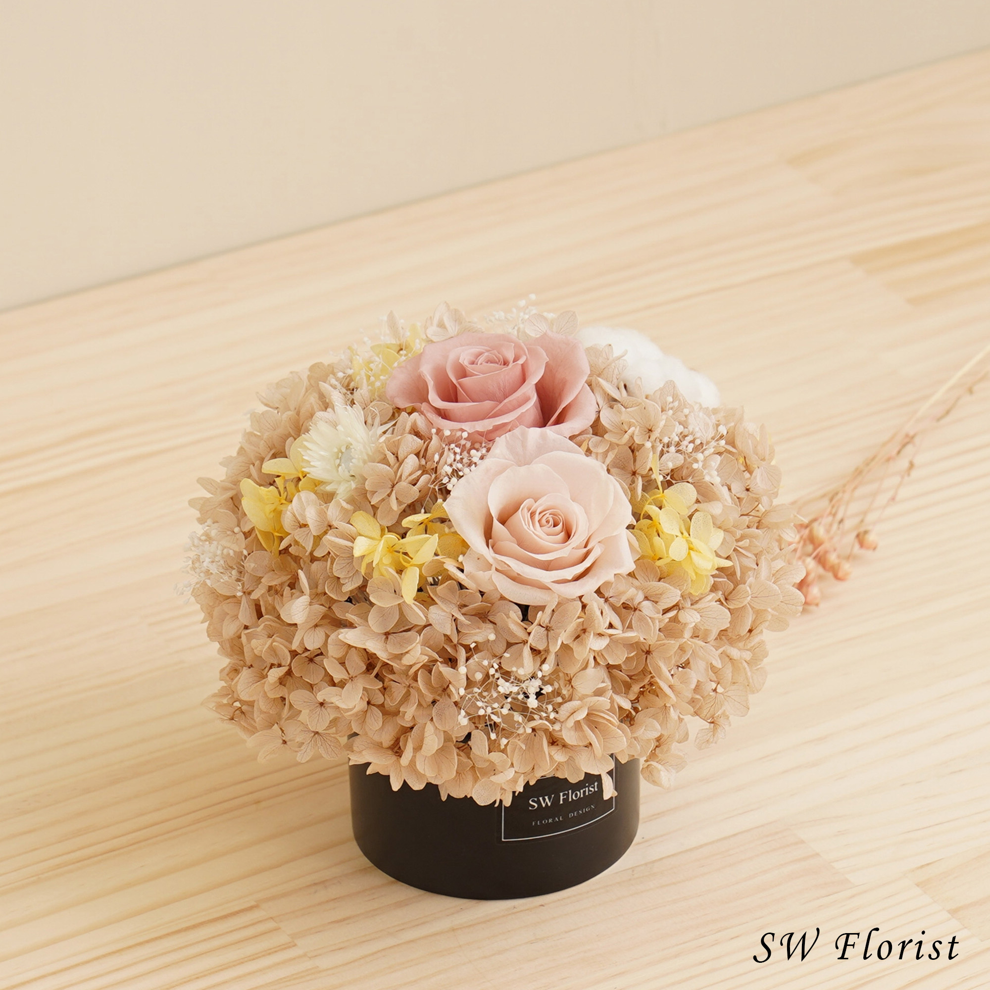 ｜經典款不凋花桌花 永生花 乾燥花 桌花設計 奶茶裸杏色 圓形 中型桌花 黑盆｜