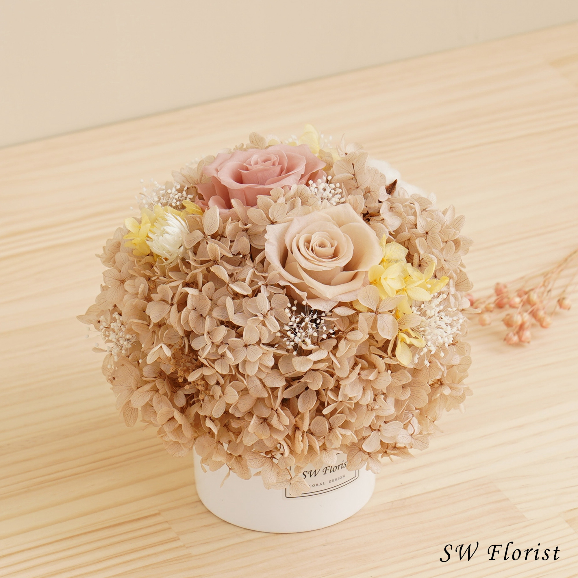 ｜經典款不凋花桌花 永生花 乾燥花 桌花設計 奶茶裸杏色 圓形 中型桌花 白盆｜