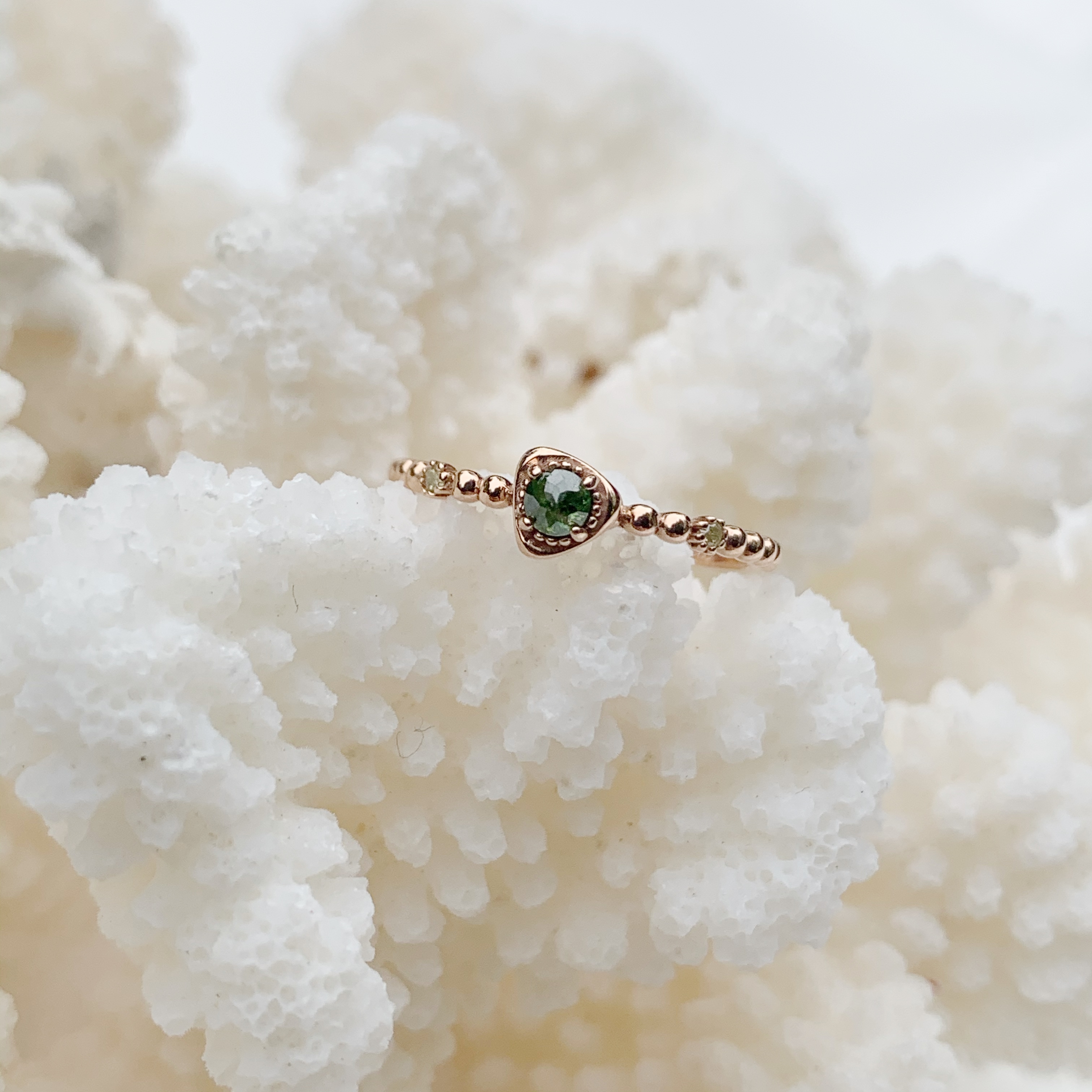 14K歪歪三角綠鑽珠珠戒