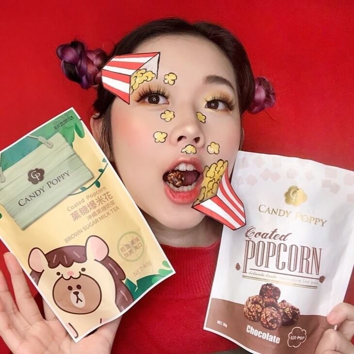 化妝的女生拿著爆米花