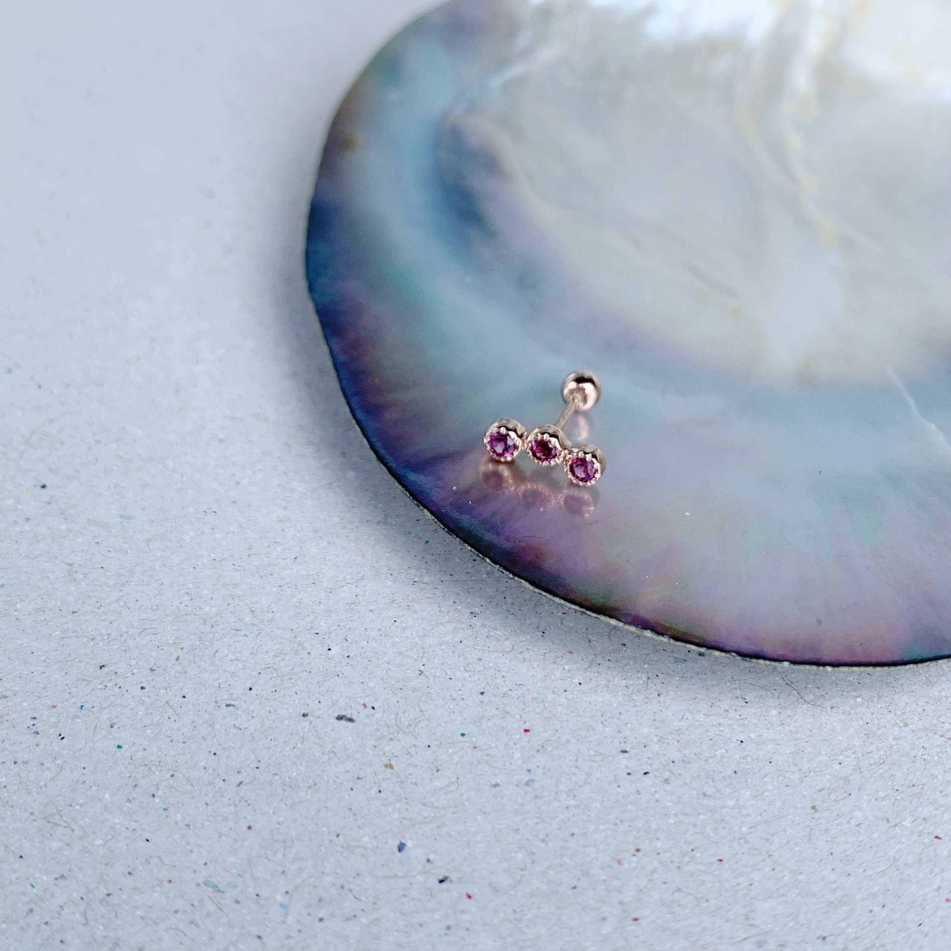 三顆彎彎蛋糕玫瑰石榴轉珠耳環