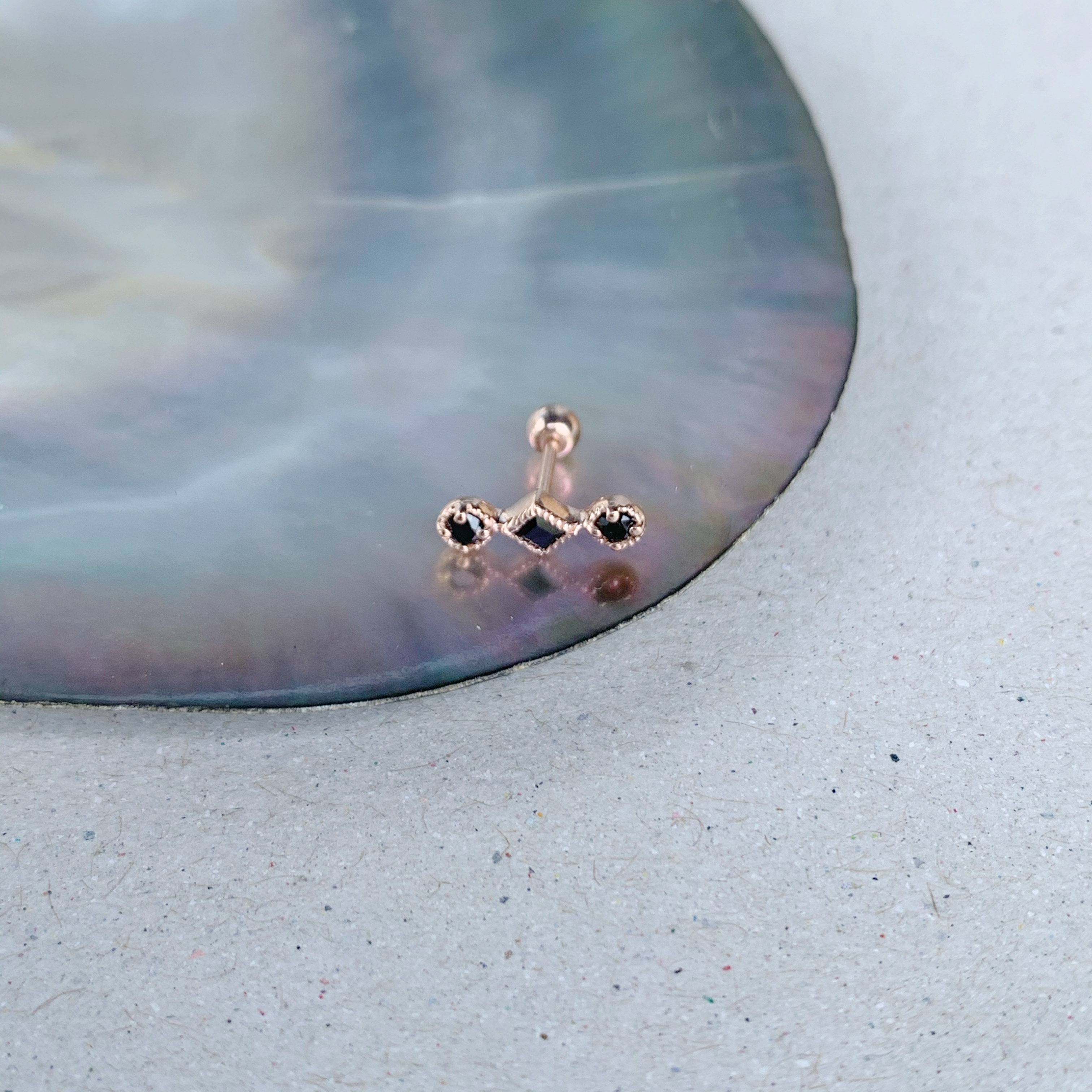 圓菱圓黑尖晶轉珠耳環