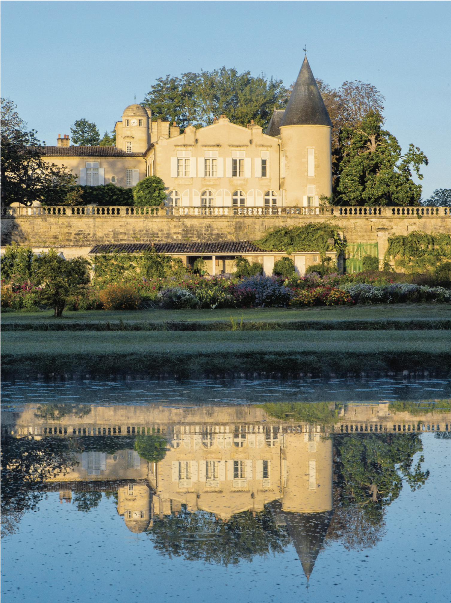 the water reflection of the chateau is in absolute harmony with the surrounding greenery (Francois Poincet)