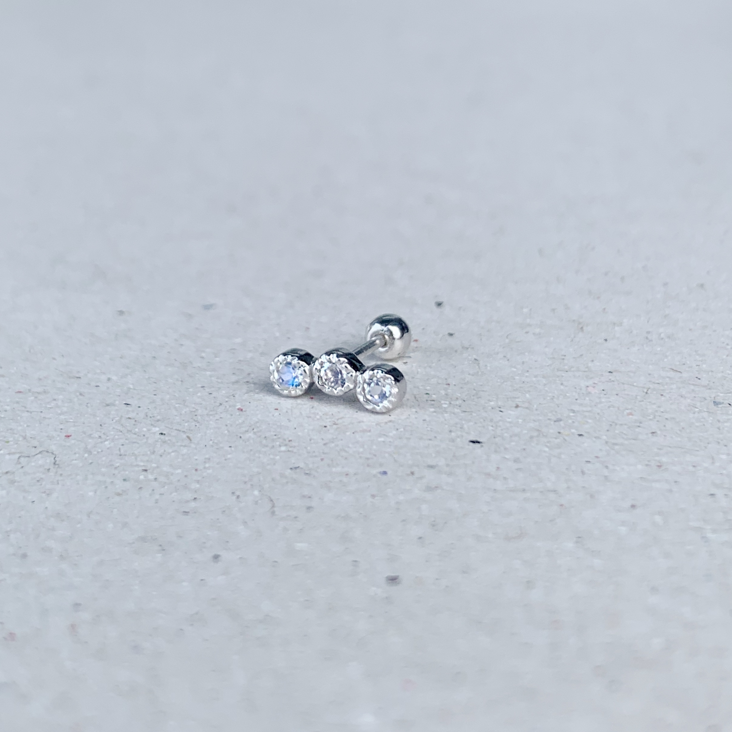 三顆彎彎蛋糕月光石轉珠耳環