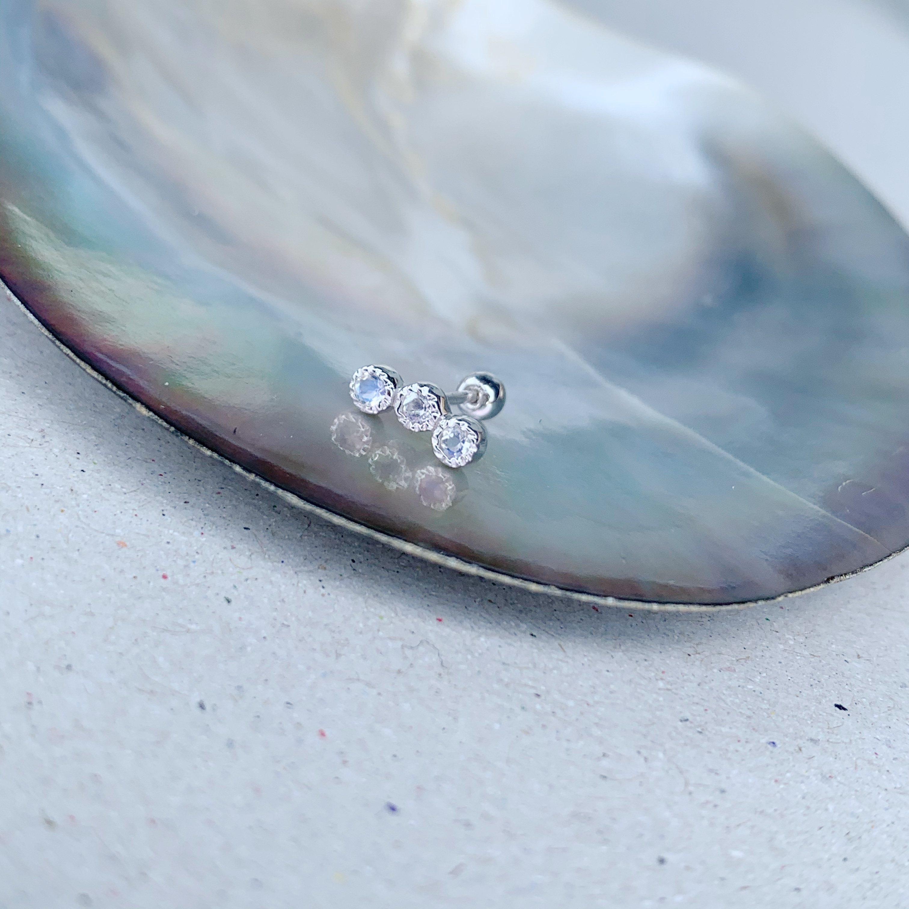 三顆彎彎蛋糕月光石轉珠耳環