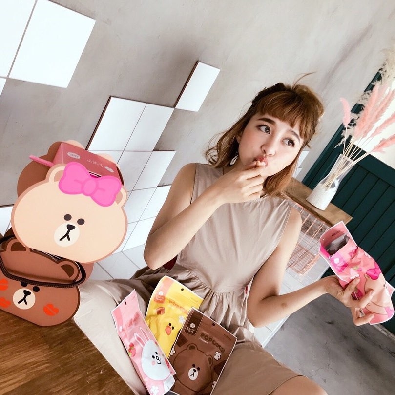 正妹在吃爆米花