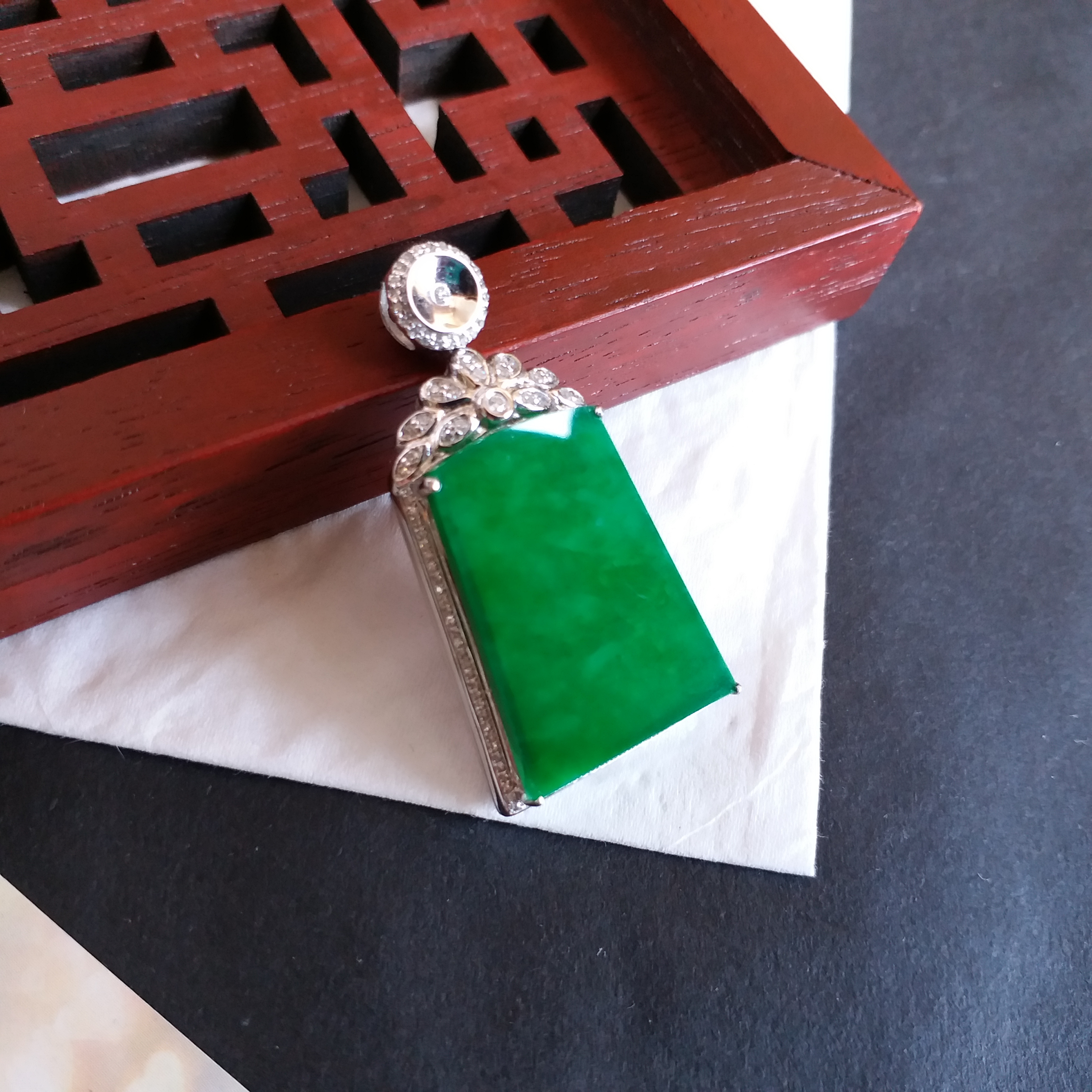 J1750 辣綠無事牌吊墜鑲18K金配鑽