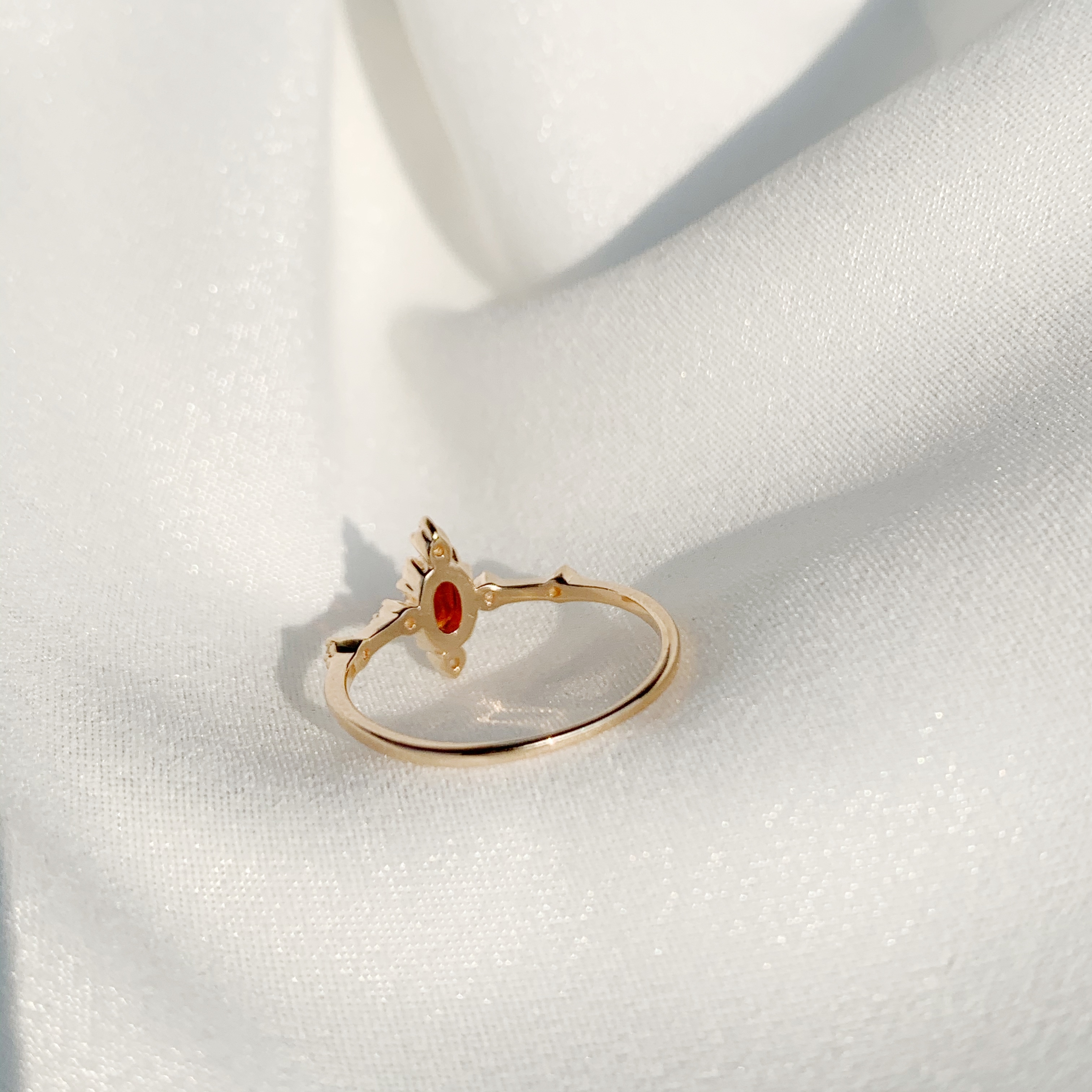 宮廷菱形鑽面石榴石戒指