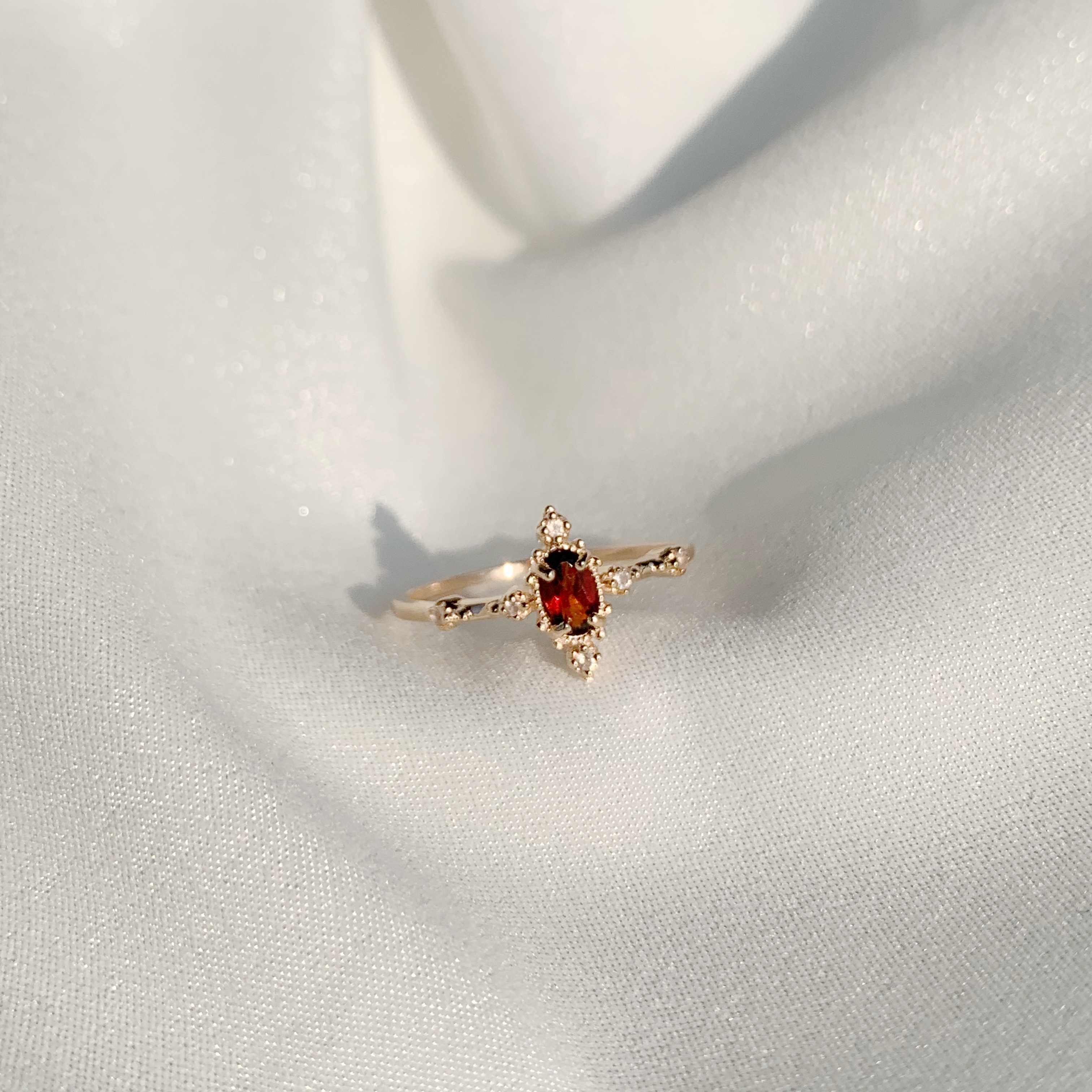 宮廷菱形鑽面石榴石戒指