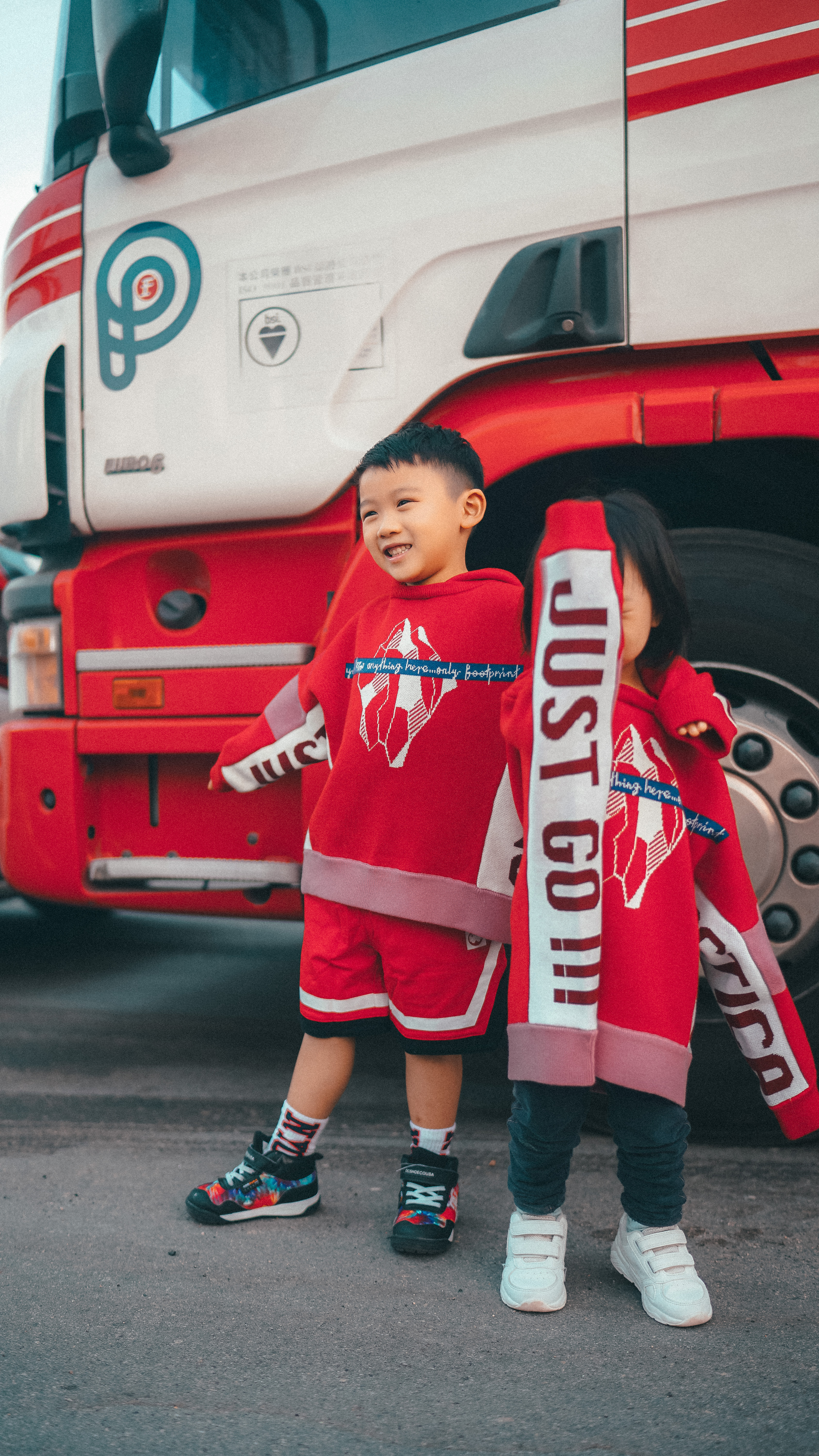 JUST ANTARCTICA!!! 紅色可拆帽童裝款針織衫