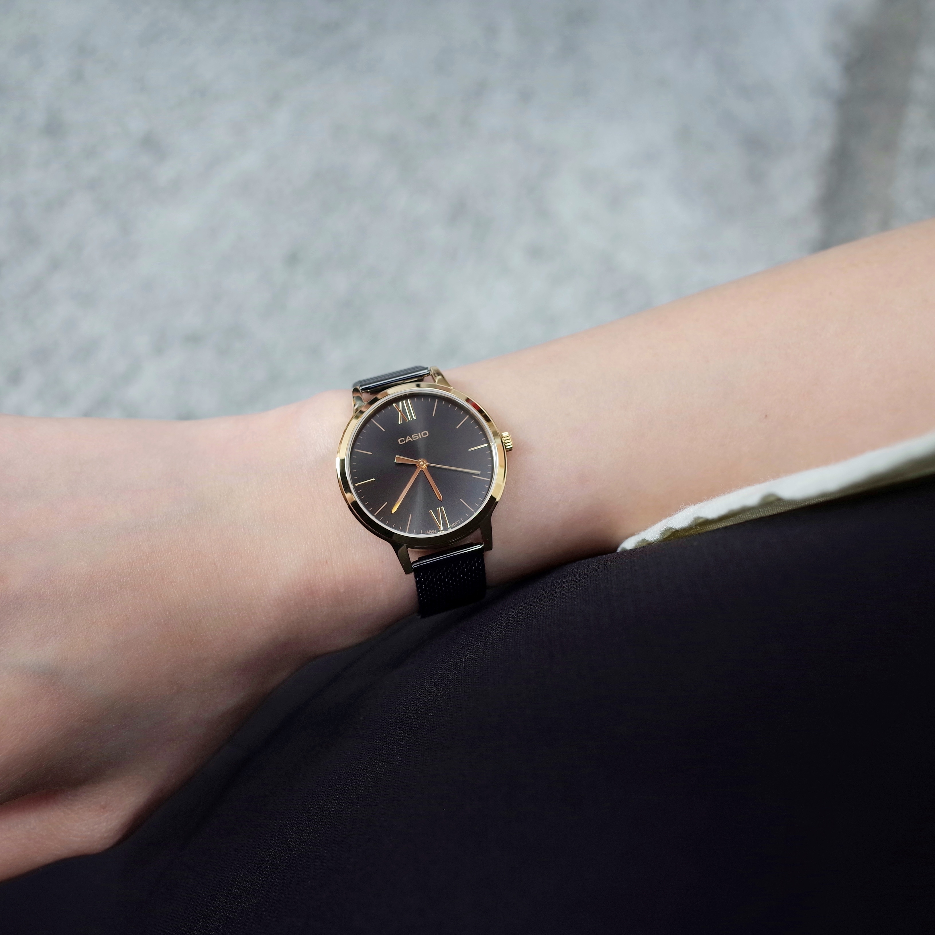 Casio LTP-E157MGB-1B 32mm 黑金 不銹鋼米蘭錶帶